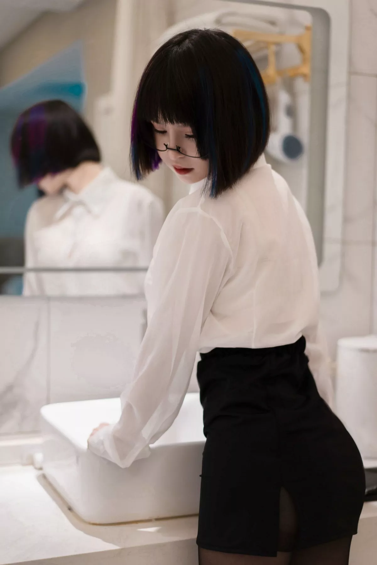 COS福利美少女晕崽迷情小秘主题性感白衬衣配黑短裙开档黑丝秀美腿诱惑写真36P