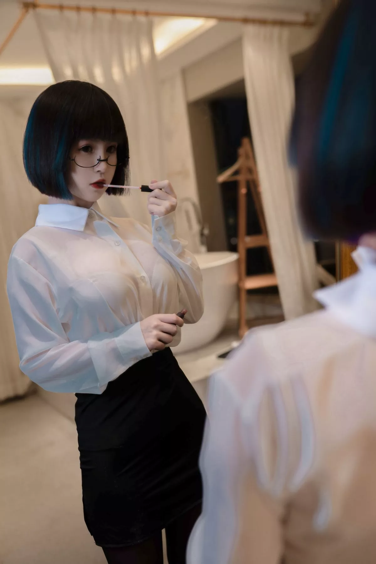 COS福利美少女晕崽迷情小秘主题性感白衬衣配黑短裙开档黑丝秀美腿诱惑写真36P