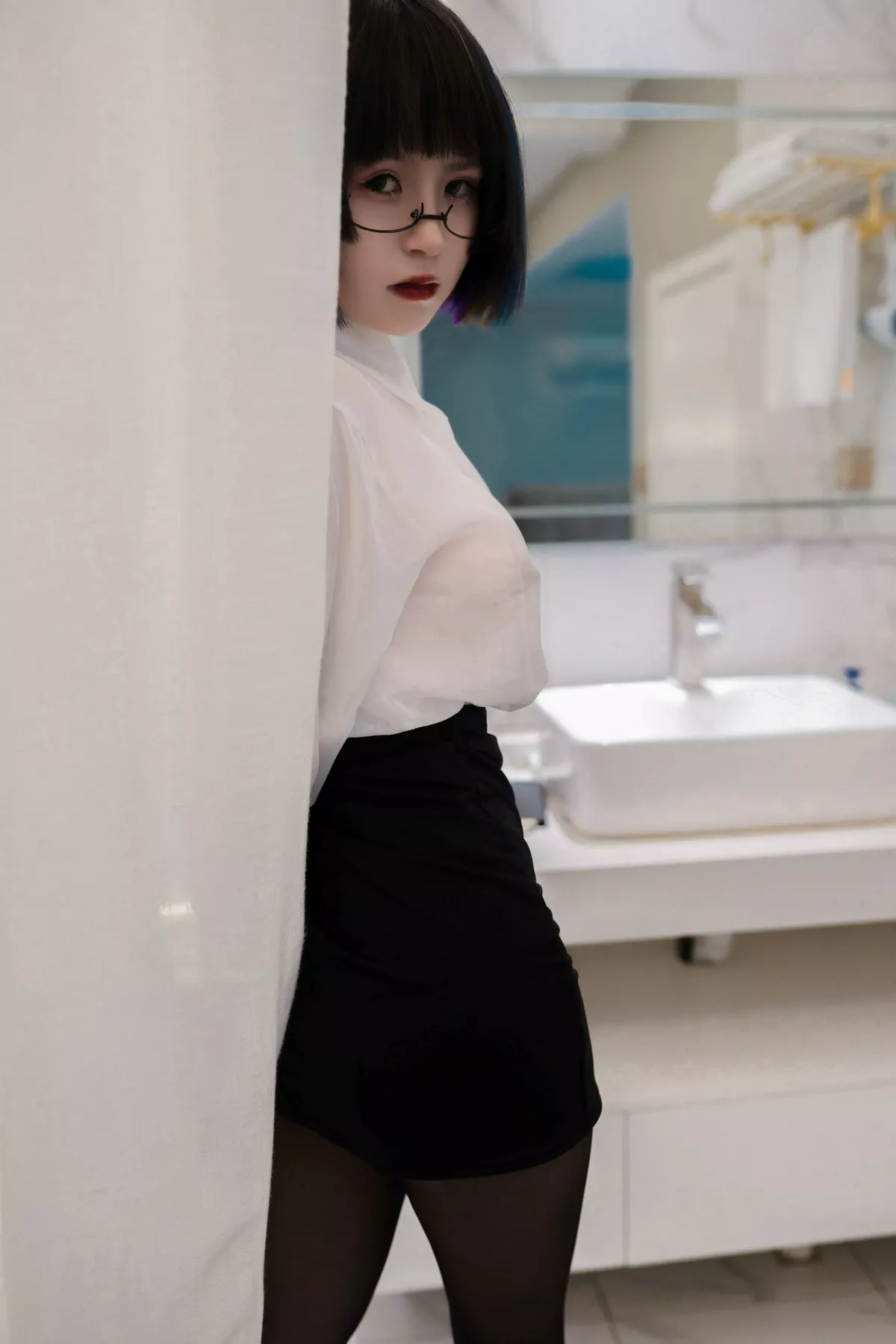 COS福利美少女晕崽迷情小秘主题性感白衬衣配黑短裙开档黑丝秀美腿诱惑写真36P