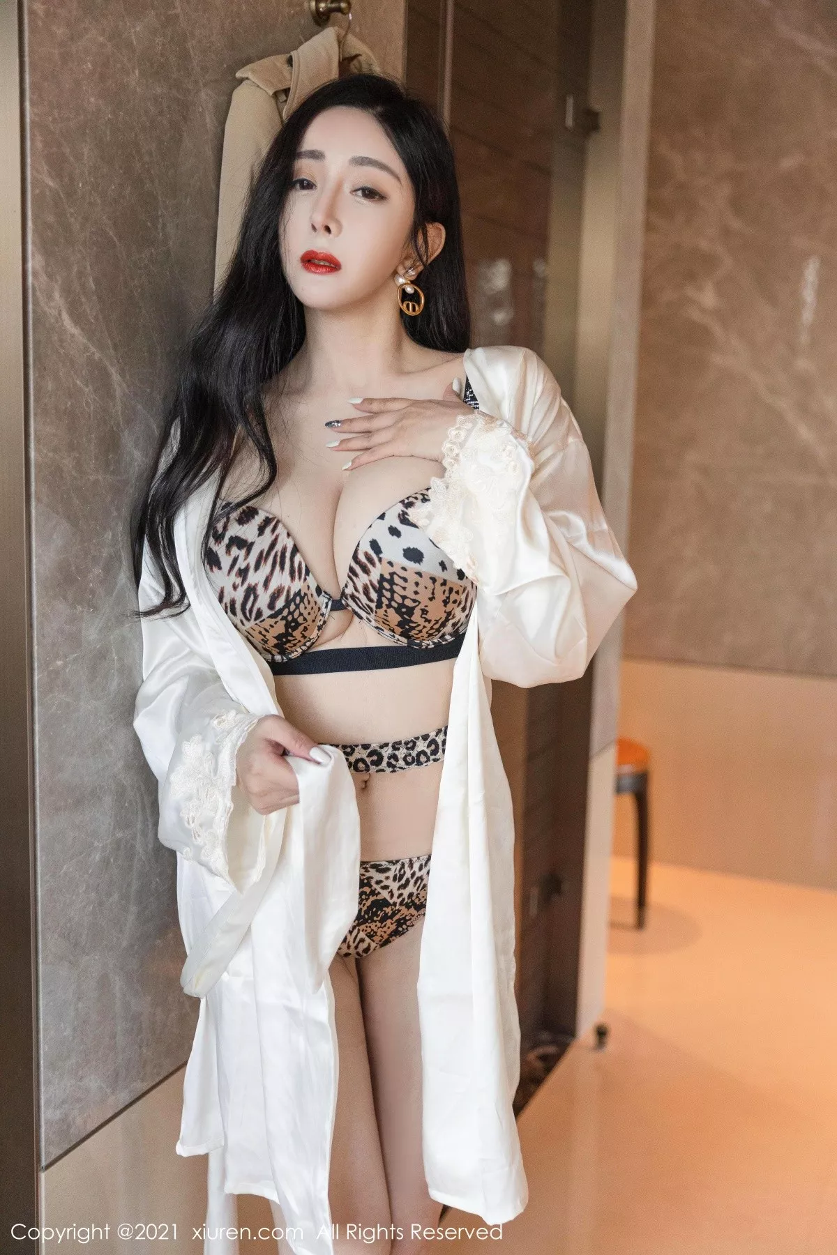 XiuRen第4020期_模特允爾秘书剧情主题浴室性感豹纹内衣秀丰满身材诱惑写真92P