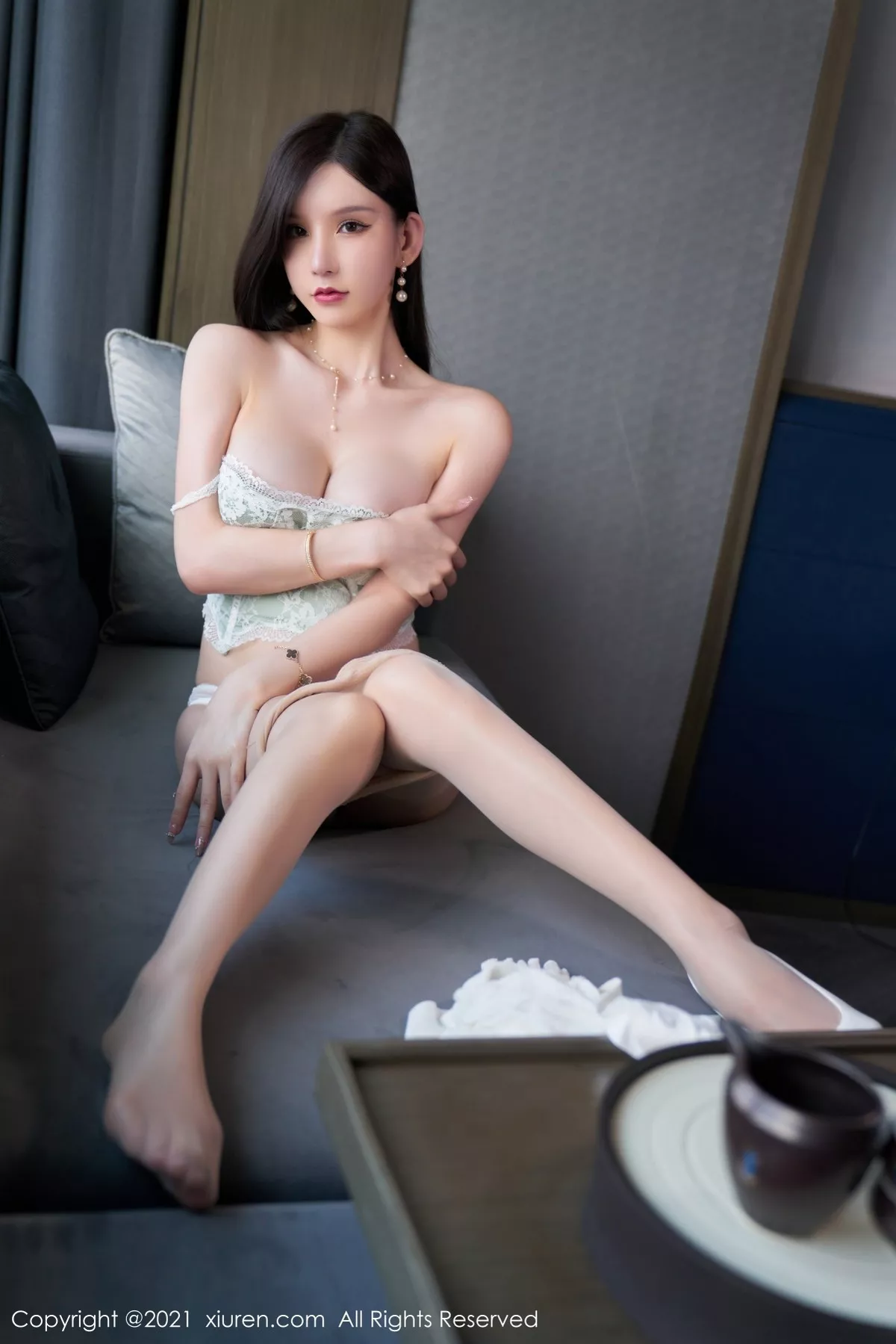 XiuRen第4054期_女神周于希Sandy精致典雅服饰半脱秀凹凸别致身材完美诱惑写真72P