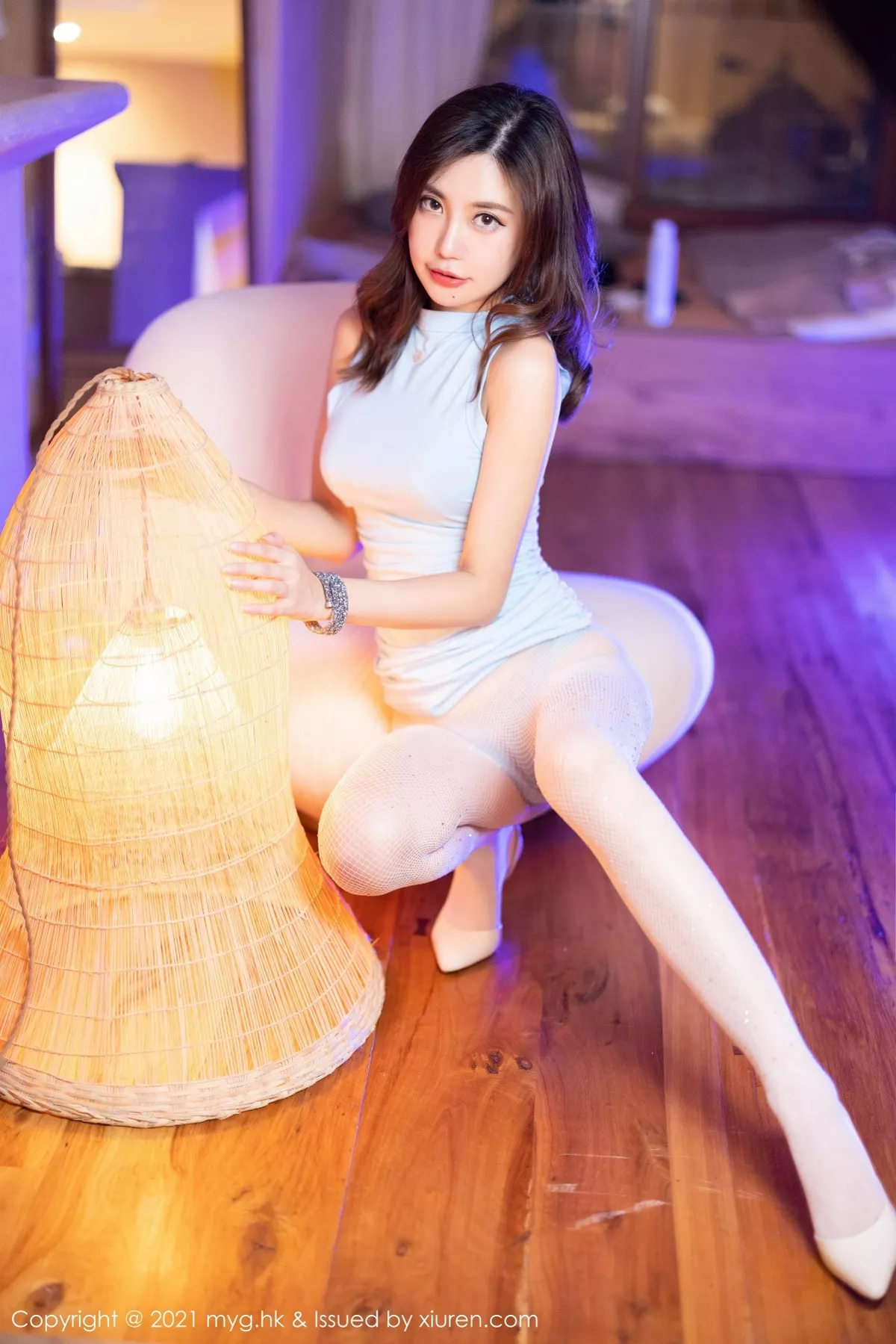 [MyGirl美媛馆]Vol.606_女神绮里嘉Carina长三角旅拍典雅多姿礼裙配网袜极致魅惑写真70P