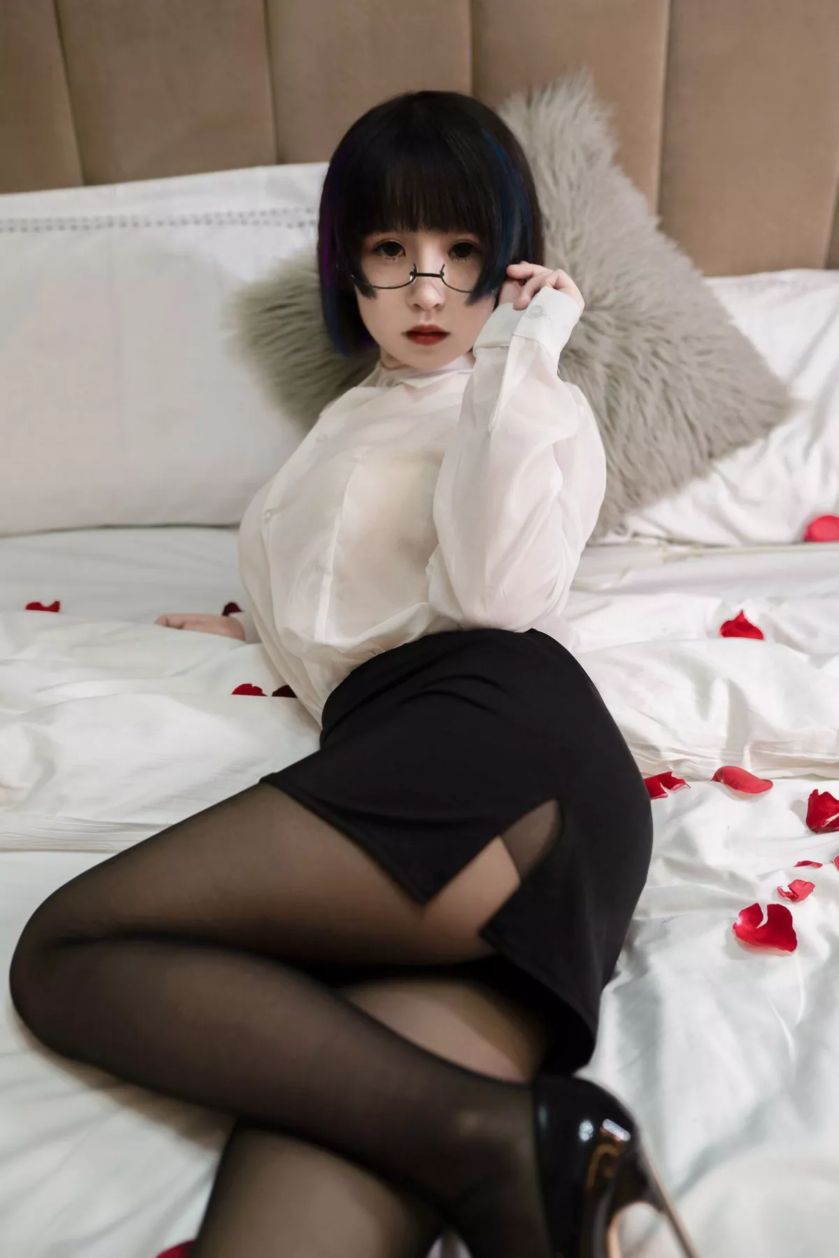 COS福利美少女晕崽迷情小秘主题白衬衫配黑短裙秀开档黑丝裤袜诱惑写真36P
