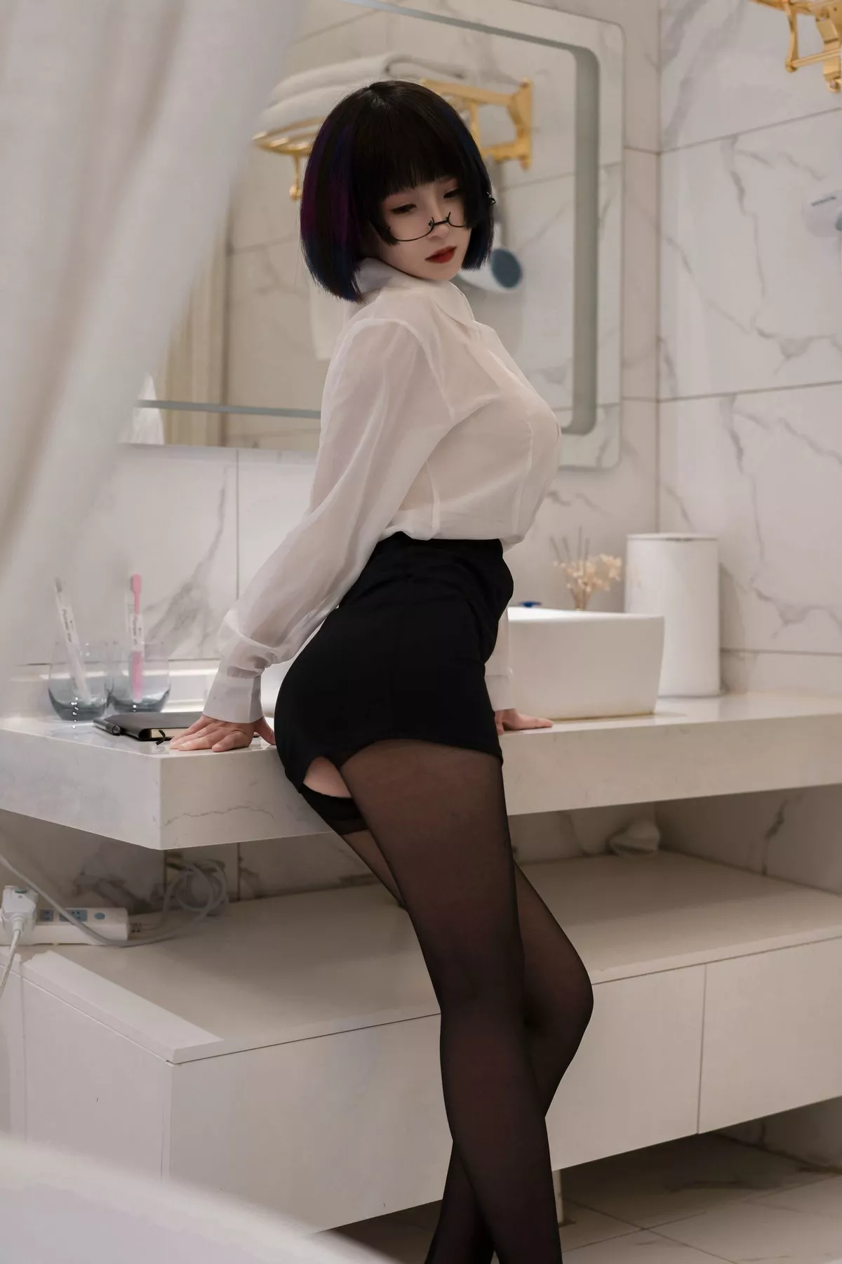 COS福利美少女晕崽迷情小秘主题白衬衫配黑短裙秀开档黑丝裤袜诱惑写真36P