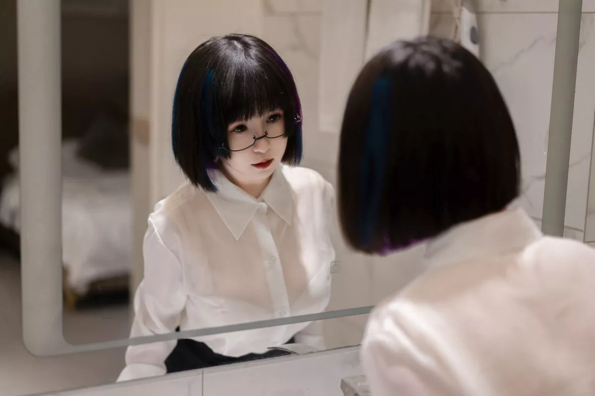 COS福利美少女晕崽迷情小秘主题白衬衫配黑短裙秀开档黑丝裤袜诱惑写真36P