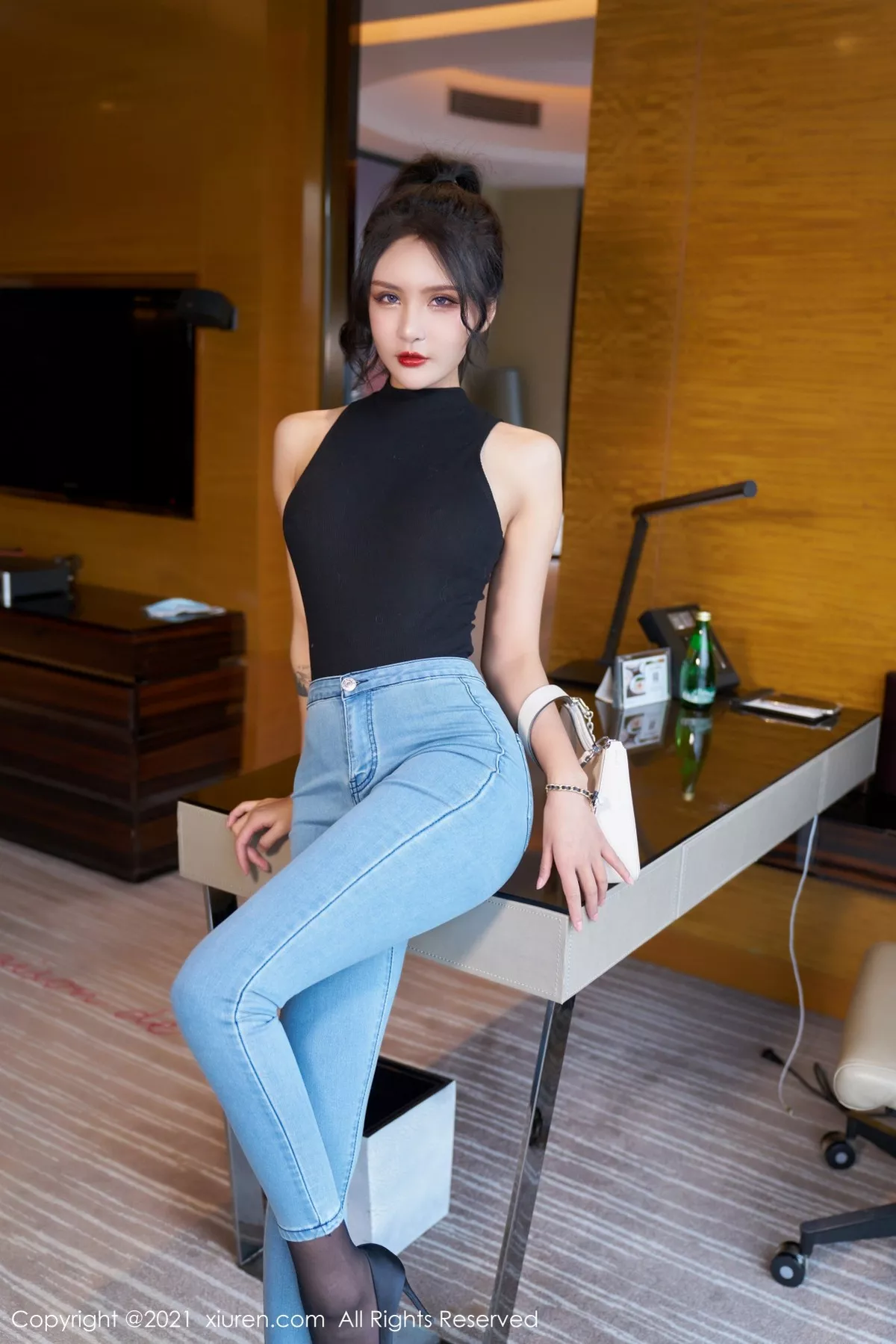 XiuRen第3976期_模特Emily尹菲云南旅拍脱牛仔裤露超薄黑丝裤袜撕扯诱惑写真72P