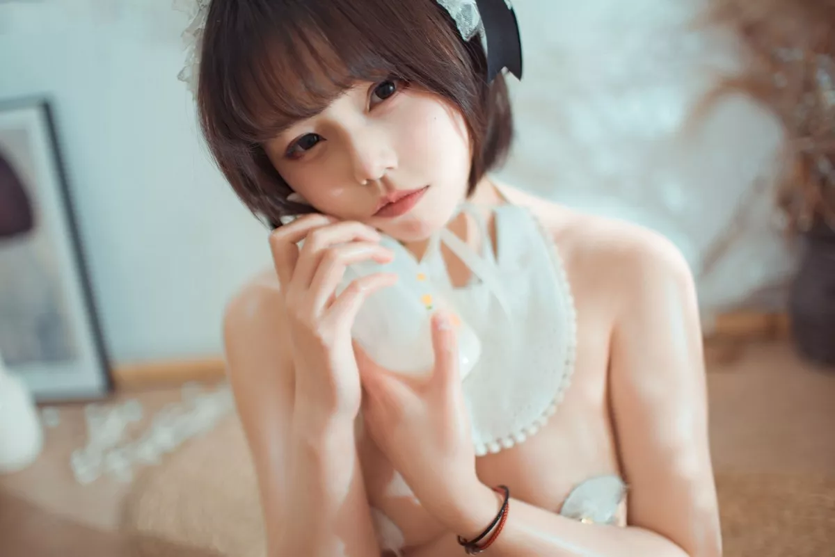 网络美女七月喵子巨婴主题私房大尺度全裸上身露傲人豪乳遮点撩人诱惑写真40P