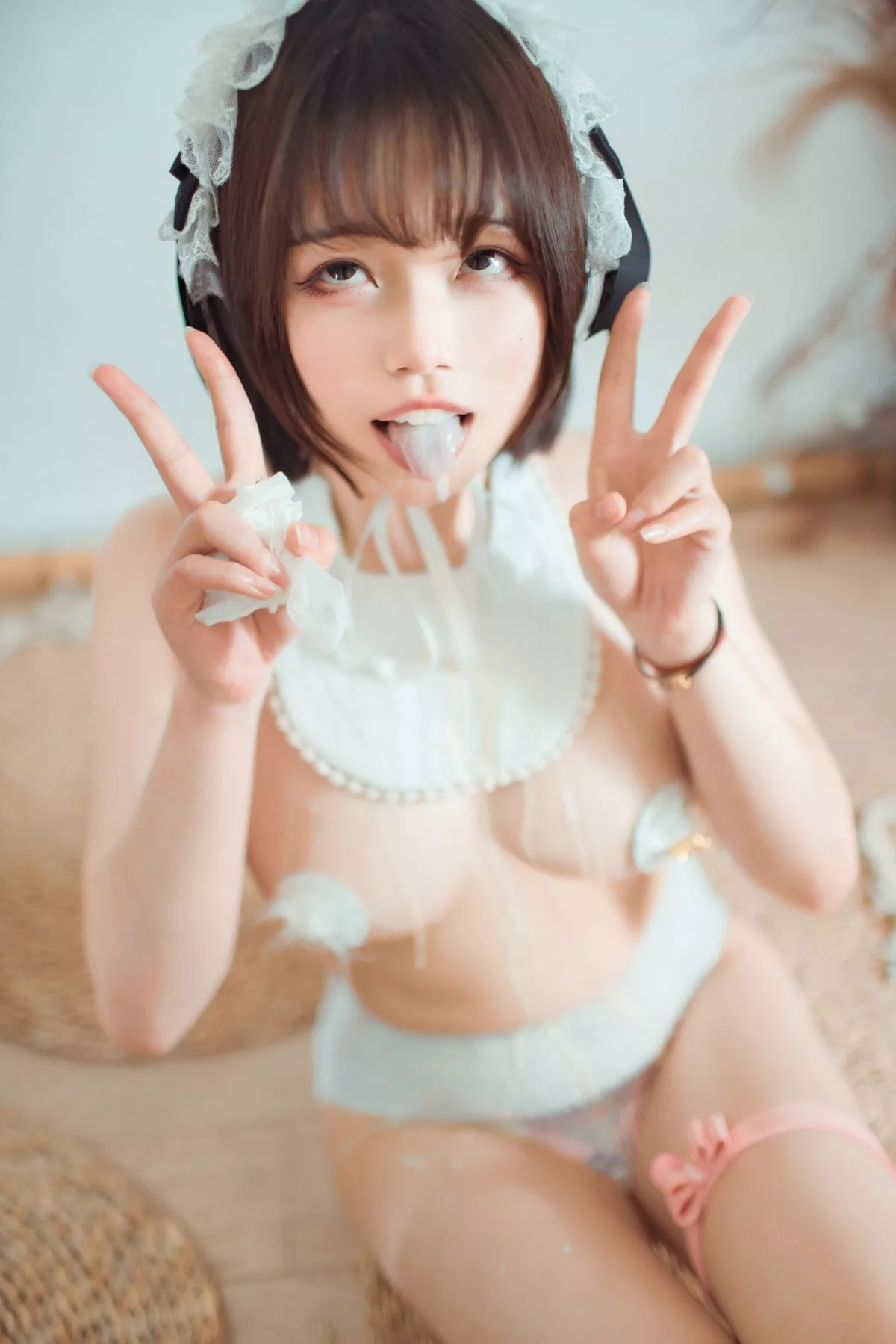网络美女七月喵子巨婴主题私房大尺度全裸上身露傲人豪乳遮点撩人诱惑写真40P