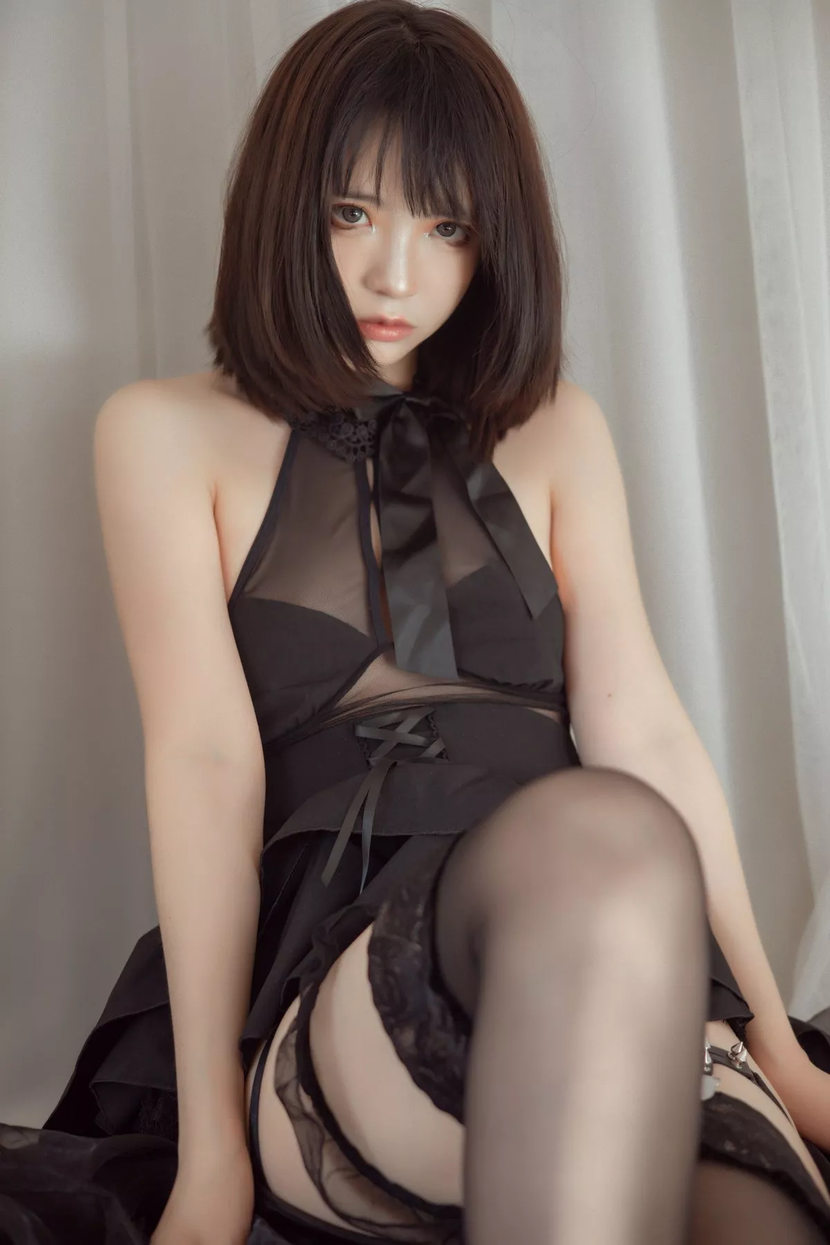 网络美女疯猫ss民宿黑裙主题私房撩裙露透视内裤配黑丝吊袜惹火诱惑写真40P