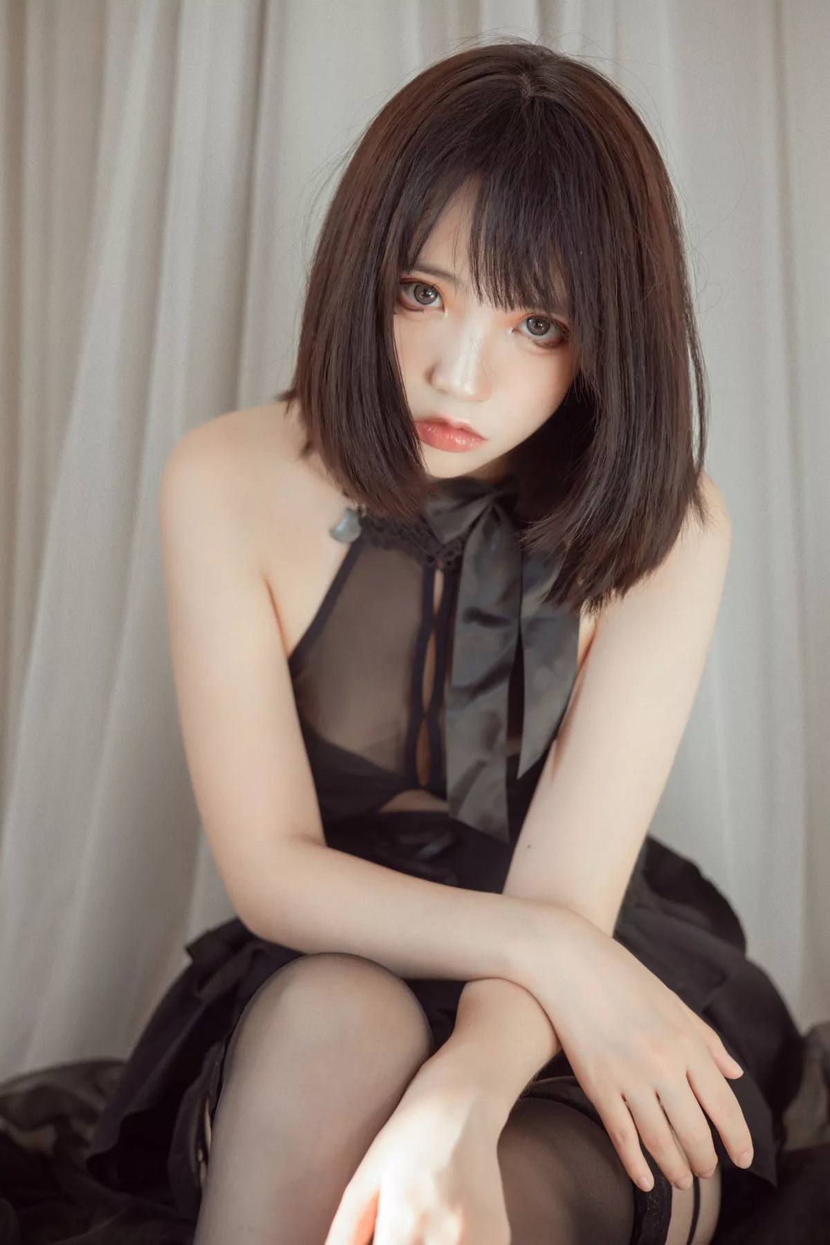 网络美女疯猫ss民宿黑裙主题私房撩裙露透视内裤配黑丝吊袜惹火诱惑写真40P