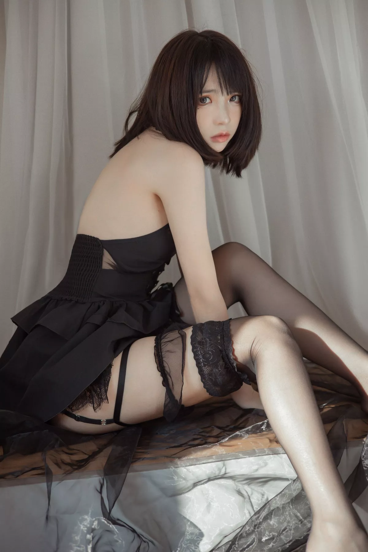 网络美女疯猫ss民宿黑裙主题私房撩裙露透视内裤配黑丝吊袜惹火诱惑写真40P
