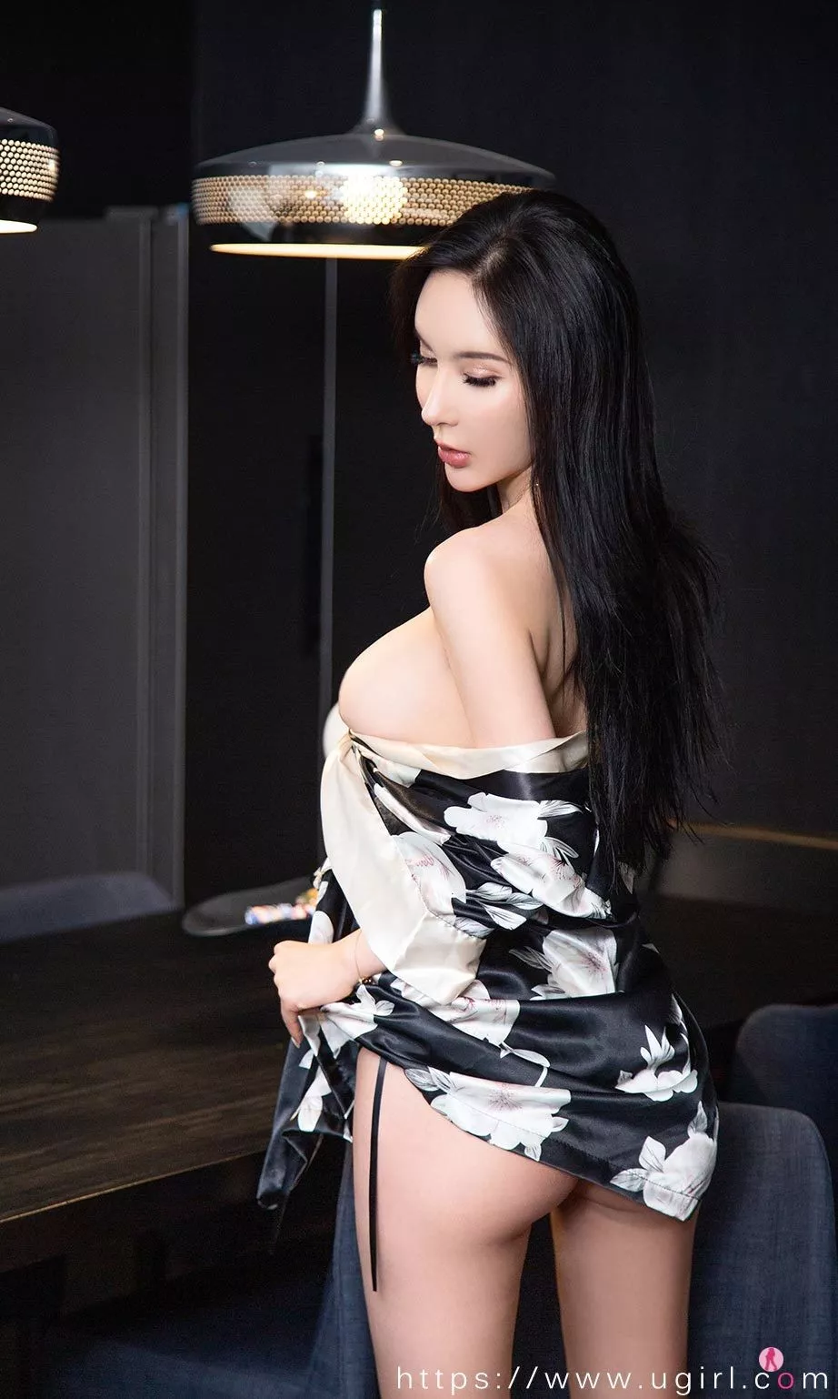 [Ugirls爱尤物]No.2181_模特桃子私房真空黑色绸缎配蕾丝内裤秀完美身材诱惑写真30P