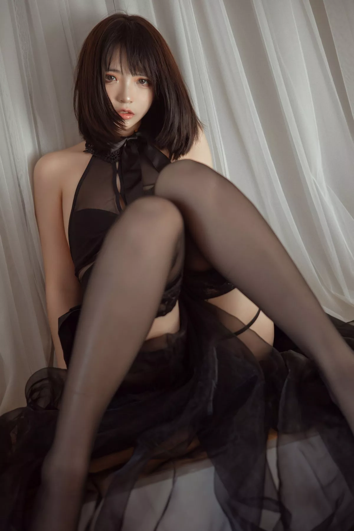 网络美女疯猫ss民宿黑裙主题私房撩裙露透视内裤配黑丝吊袜惹火诱惑写真40P