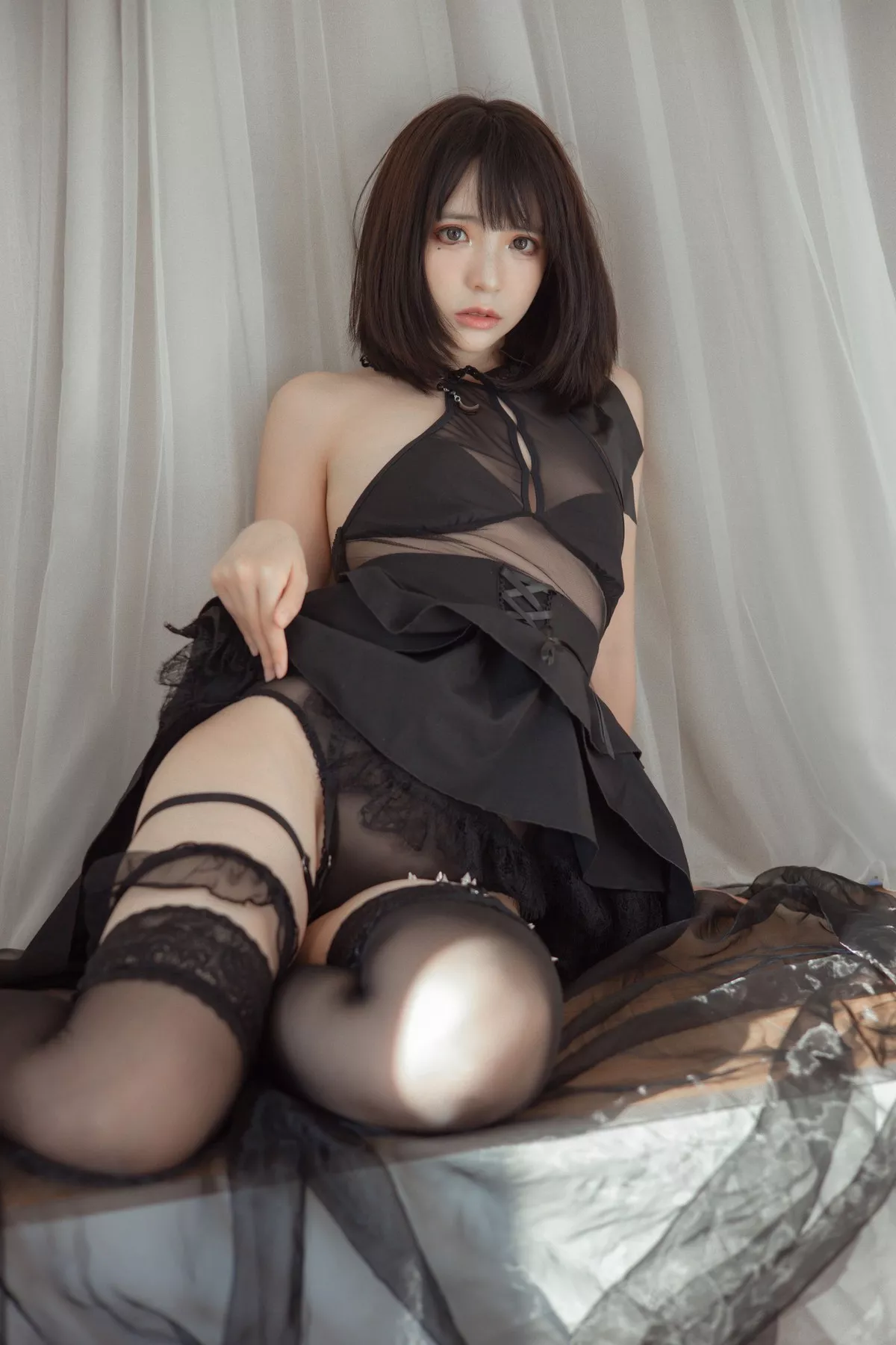 网络美女疯猫ss民宿黑裙主题私房撩裙露透视内裤配黑丝吊袜惹火诱惑写真40P