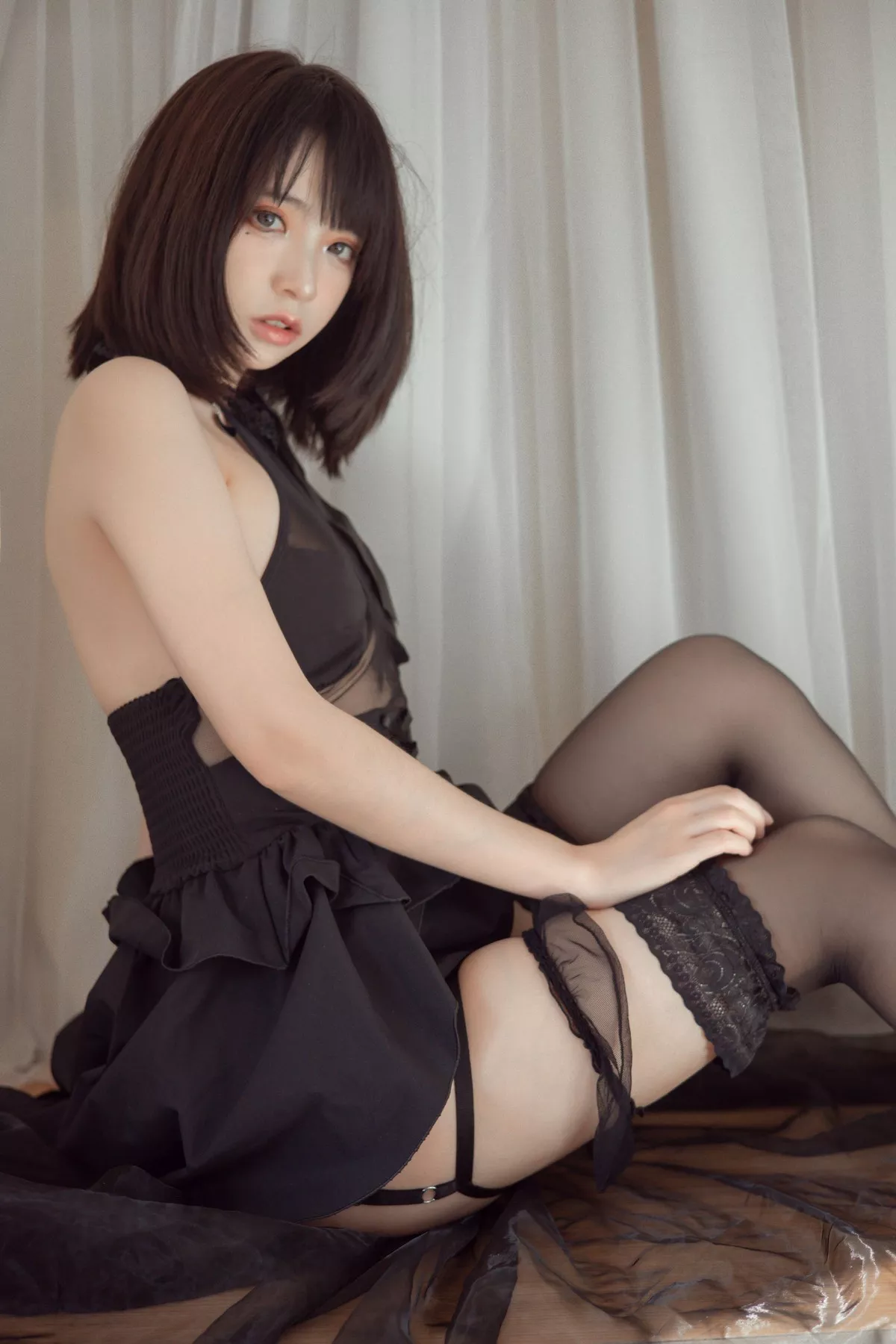 网络美女疯猫ss民宿黑裙主题私房撩裙露透视内裤配黑丝吊袜惹火诱惑写真40P