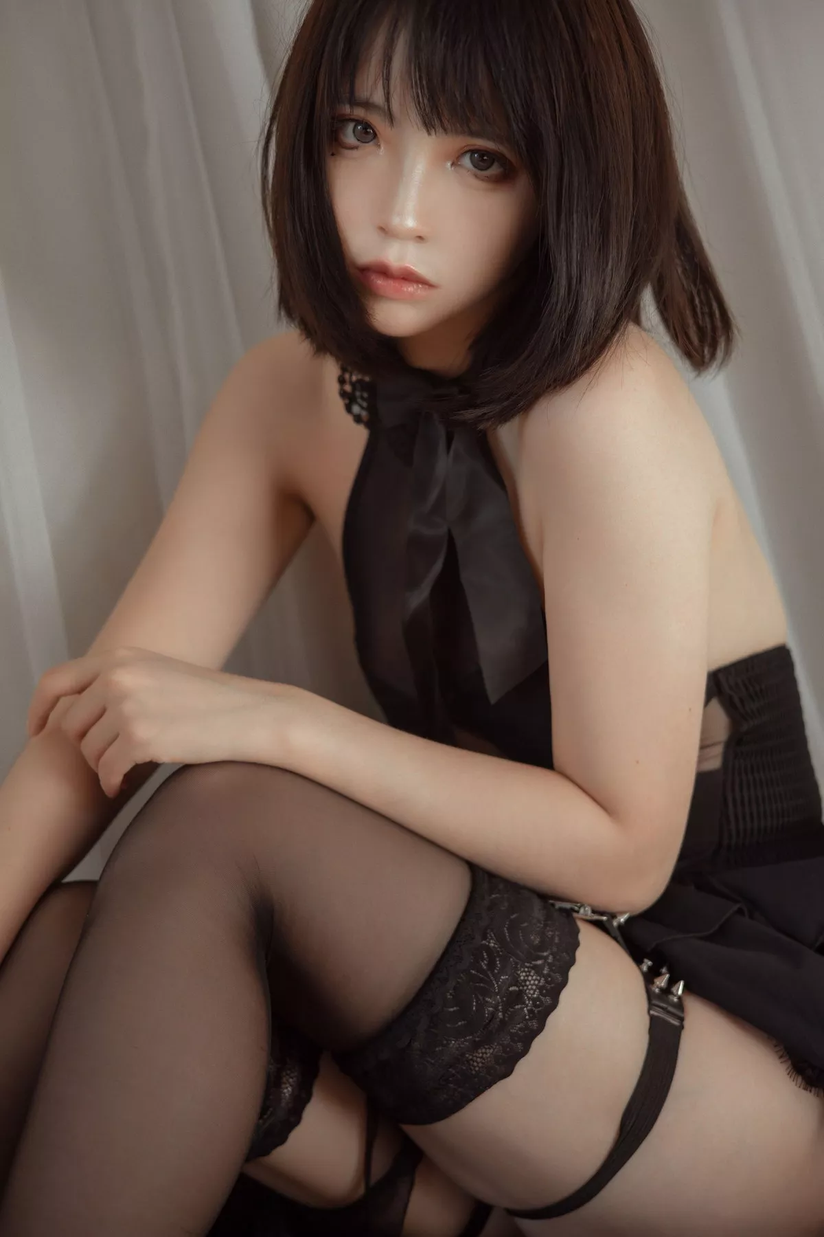网络美女疯猫ss民宿黑裙主题私房撩裙露透视内裤配黑丝吊袜惹火诱惑写真40P
