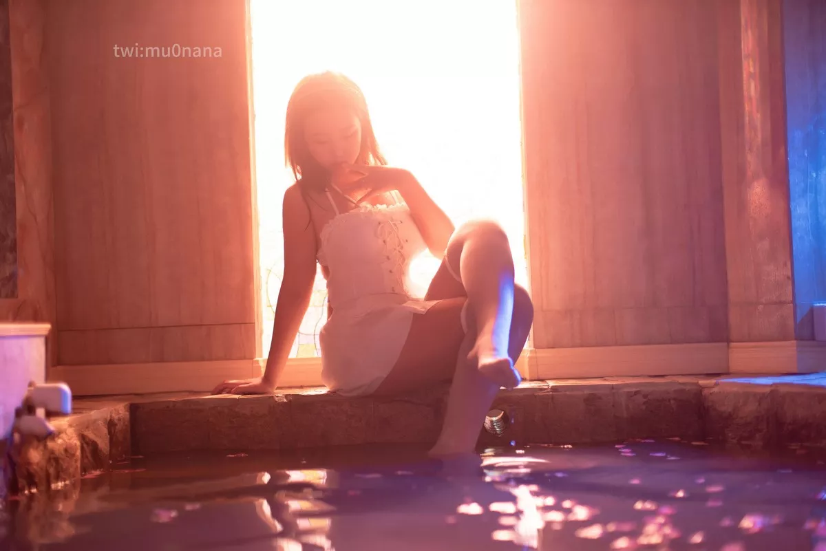 动漫博主穆零Mu0温泉倒影主题性感白色吊裙配白丝袜秀完美身材湿身诱惑写真54P