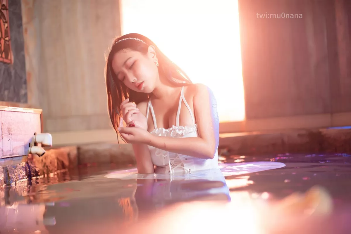 动漫博主穆零Mu0温泉倒影主题性感白色吊裙配白丝袜秀完美身材湿身诱惑写真54P