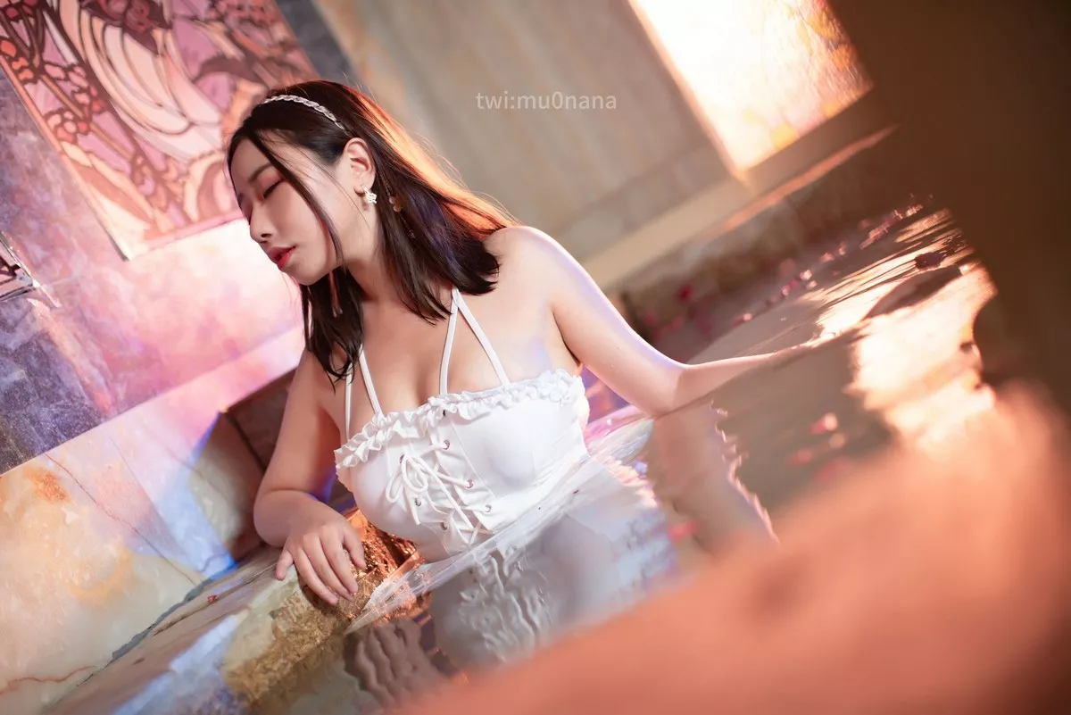 动漫博主穆零Mu0温泉倒影主题性感白色吊裙配白丝袜秀完美身材湿身诱惑写真54P