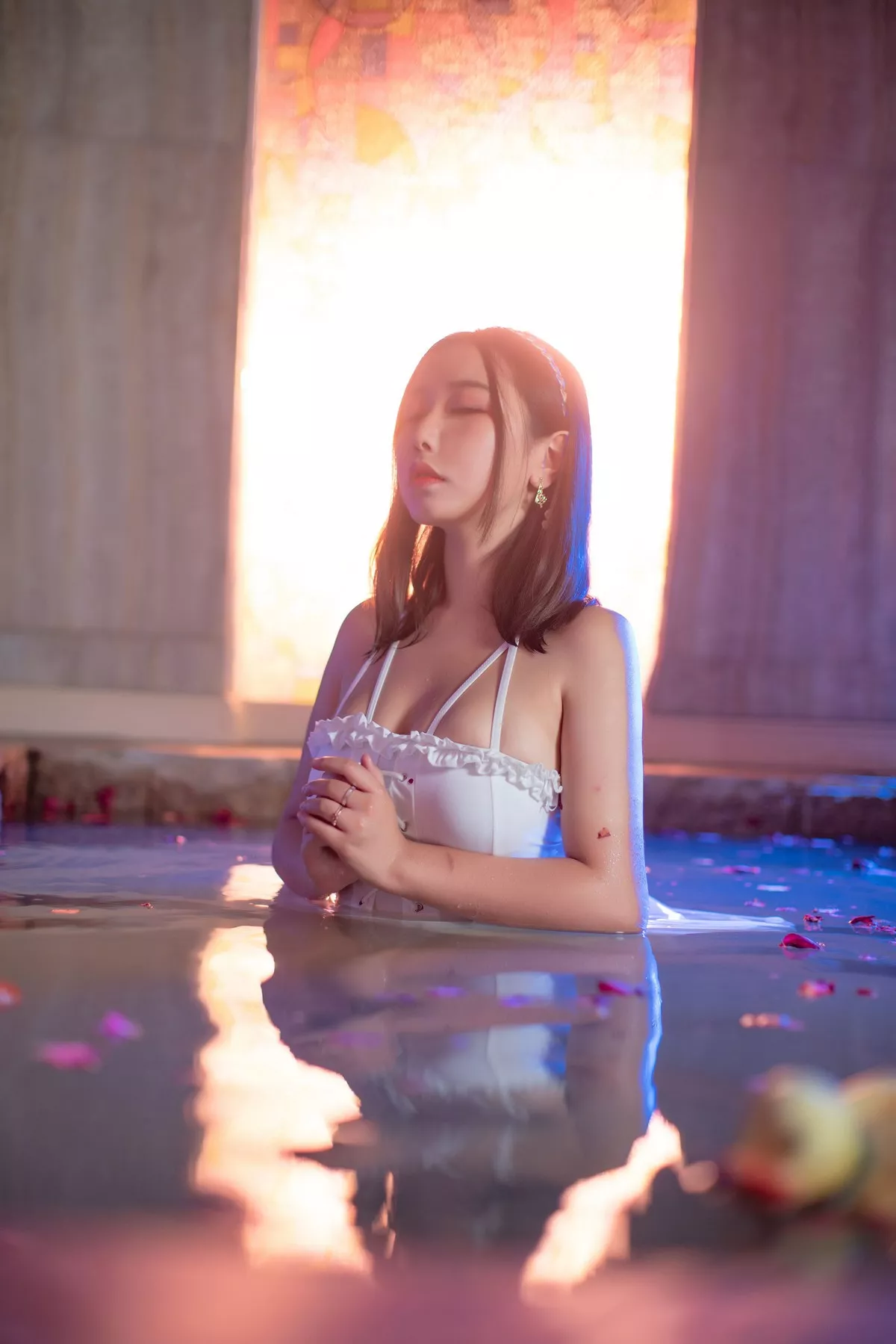 动漫博主穆零Mu0温泉倒影主题性感白色吊裙配白丝袜秀完美身材湿身诱惑写真54P