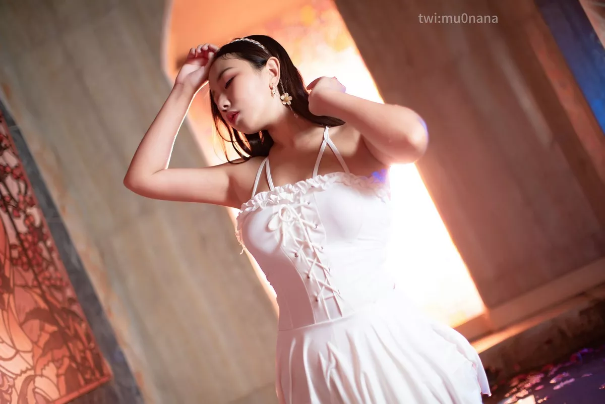 动漫博主穆零Mu0温泉倒影主题性感白色吊裙配白丝袜秀完美身材湿身诱惑写真54P