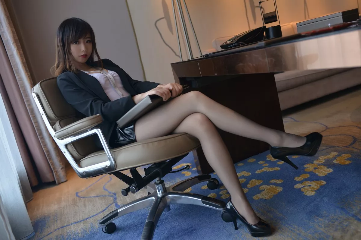 Coser小姐姐雪琪OL本主题私房半脱露超薄黑丝裤袜秀完美身材迷人诱惑写真78P