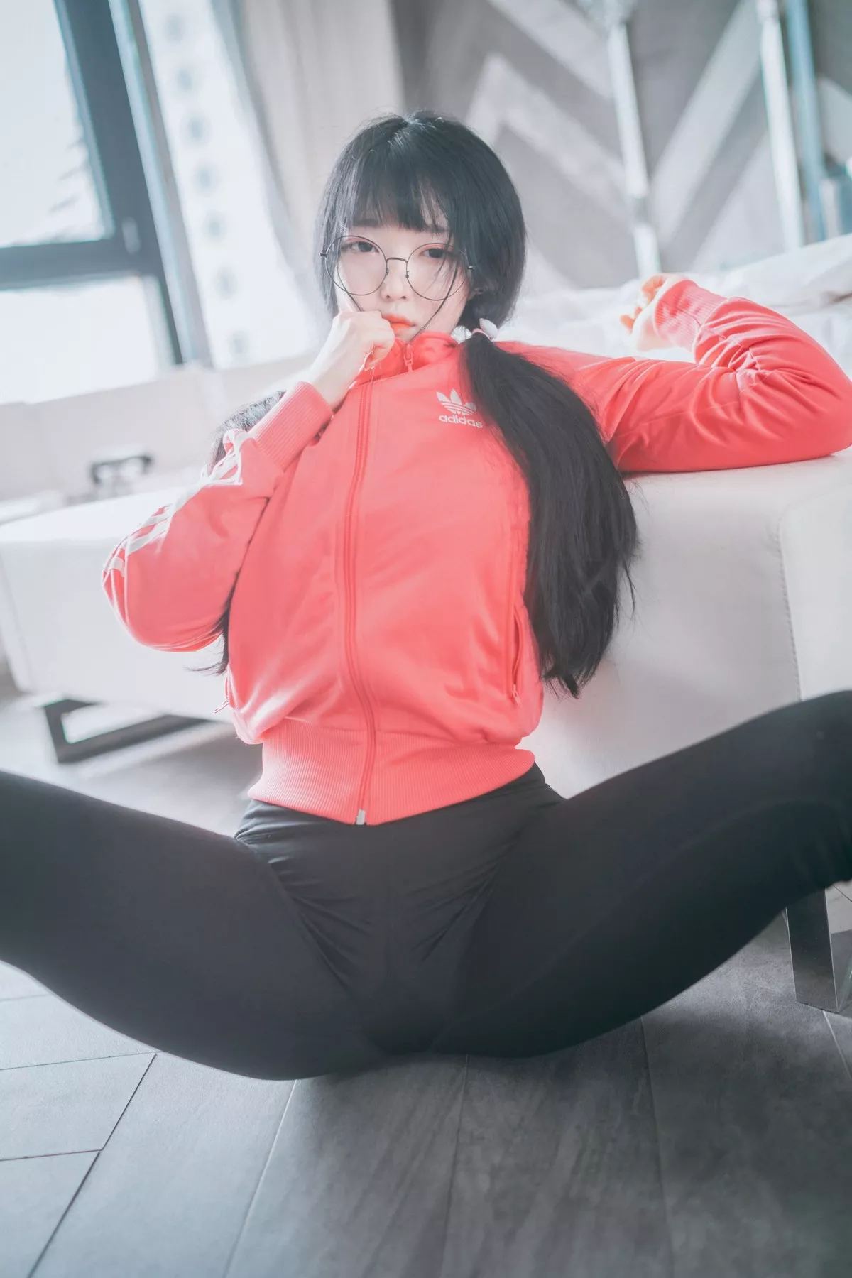 韩国妹子Aram粉红色运动衫主题私房半脱真空露傲人豪乳遮点撩人诱惑写真78P