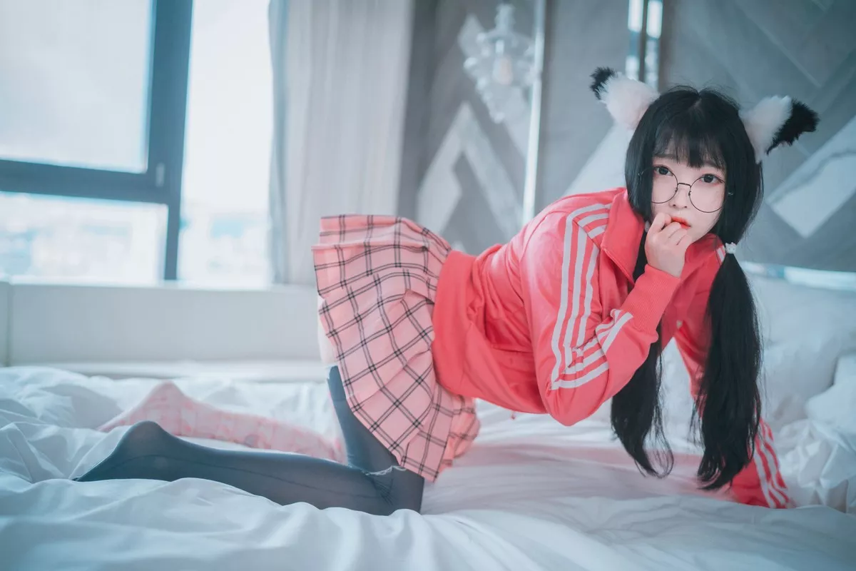 韩国妹子Aram粉红色运动衫主题私房半脱真空露傲人豪乳遮点撩人诱惑写真78P