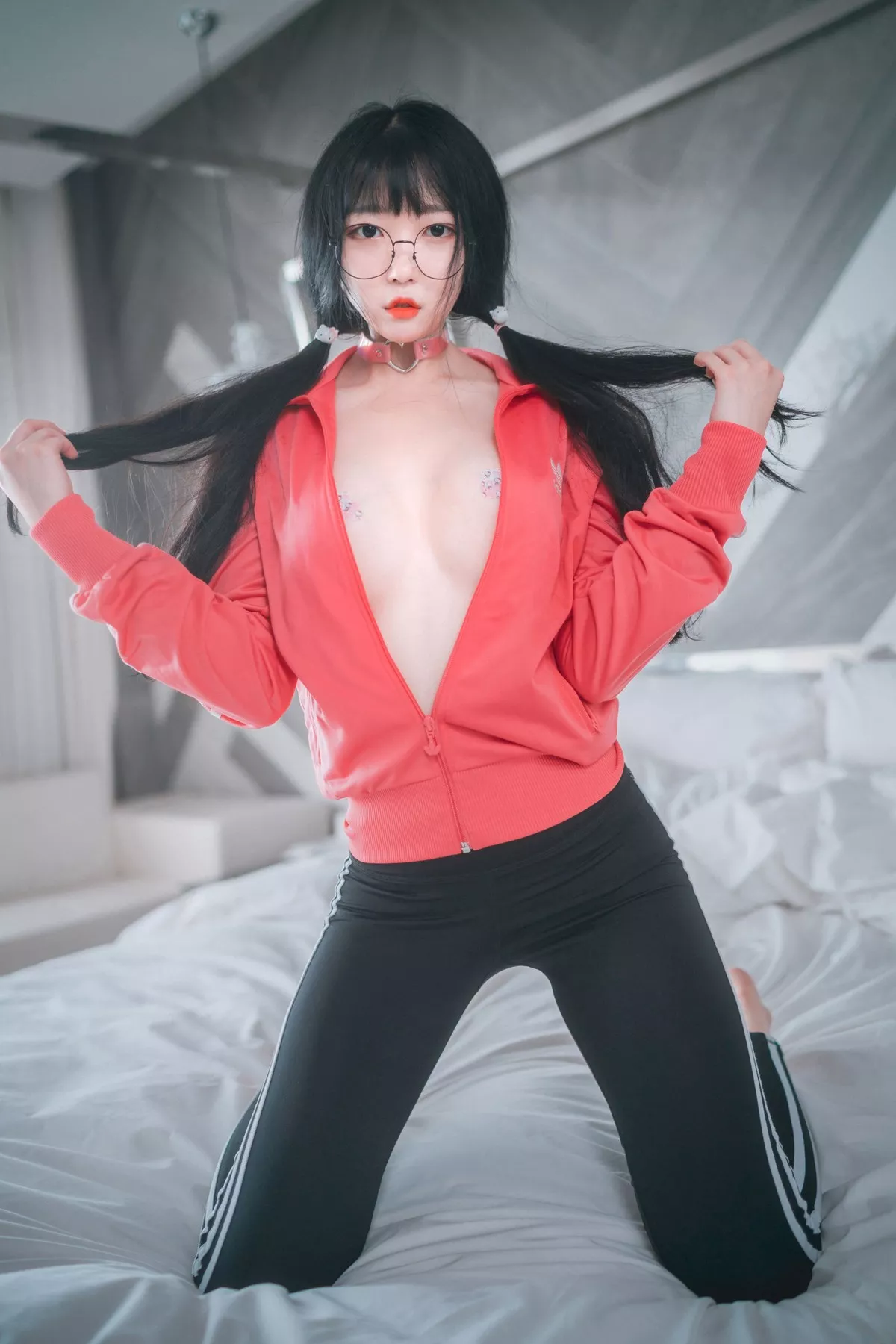 韩国妹子Aram粉红色运动衫主题私房半脱真空露傲人豪乳遮点撩人诱惑写真78P