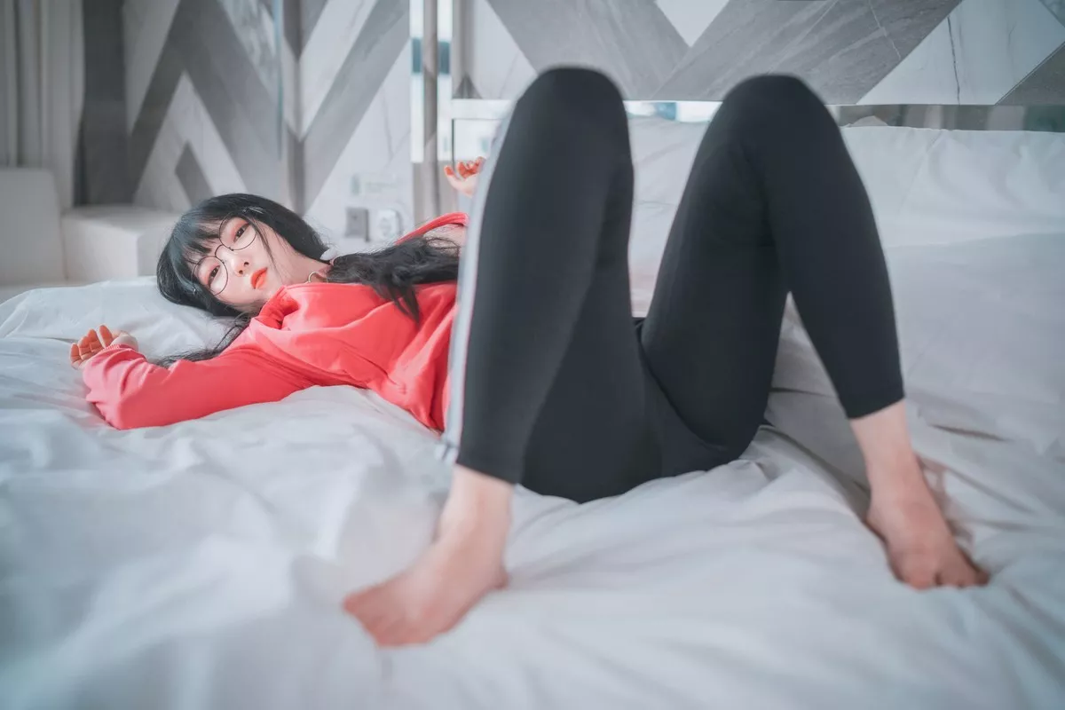 韩国妹子Aram粉红色运动衫主题私房半脱真空露傲人豪乳遮点撩人诱惑写真78P
