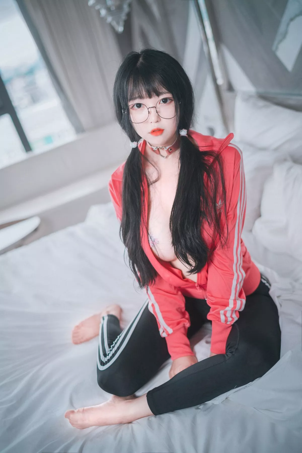 韩国妹子Aram粉红色运动衫主题私房半脱真空露傲人豪乳遮点撩人诱惑写真78P