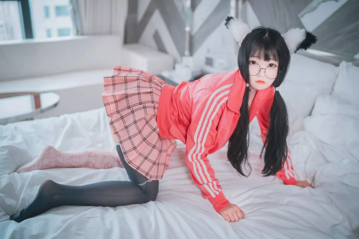 韩国妹子Aram粉红色运动衫主题私房半脱真空露傲人豪乳遮点撩人诱惑写真78P