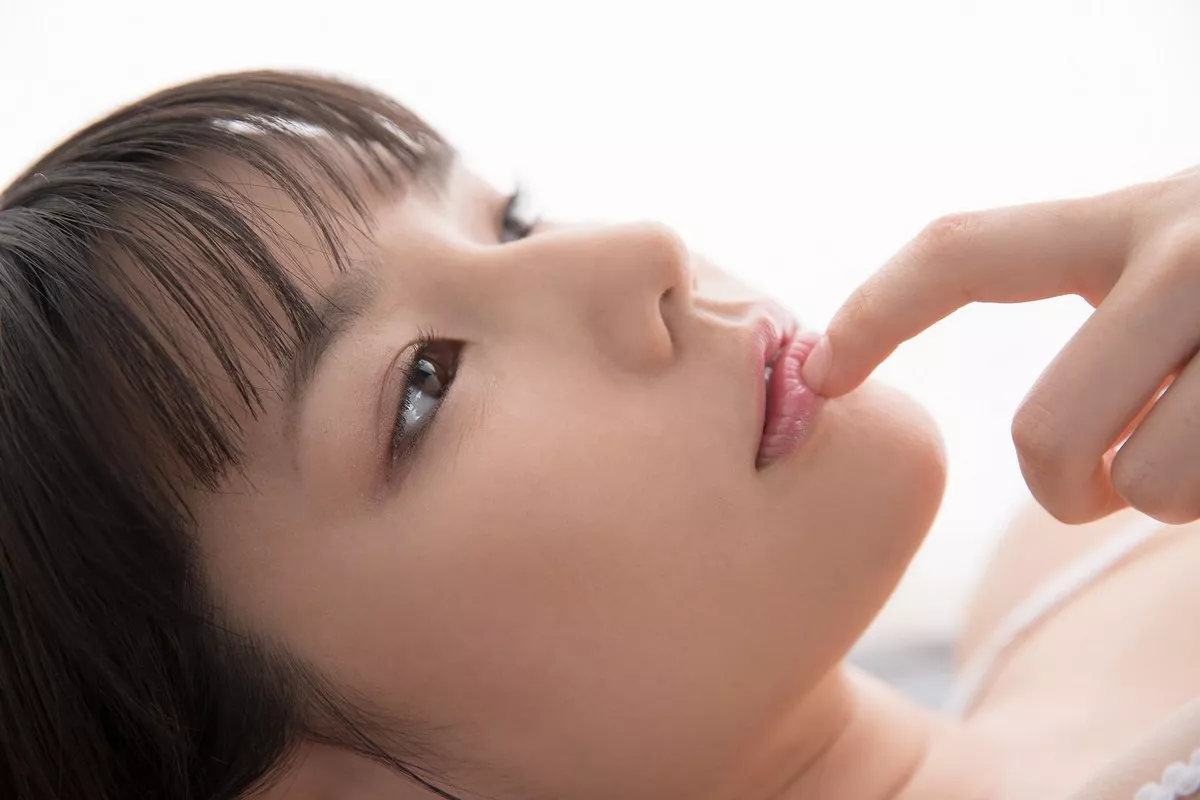 日本美女新垣优香秘密画廊主题私房性感白色三点式内衣秀丰满身材诱惑写真50P
