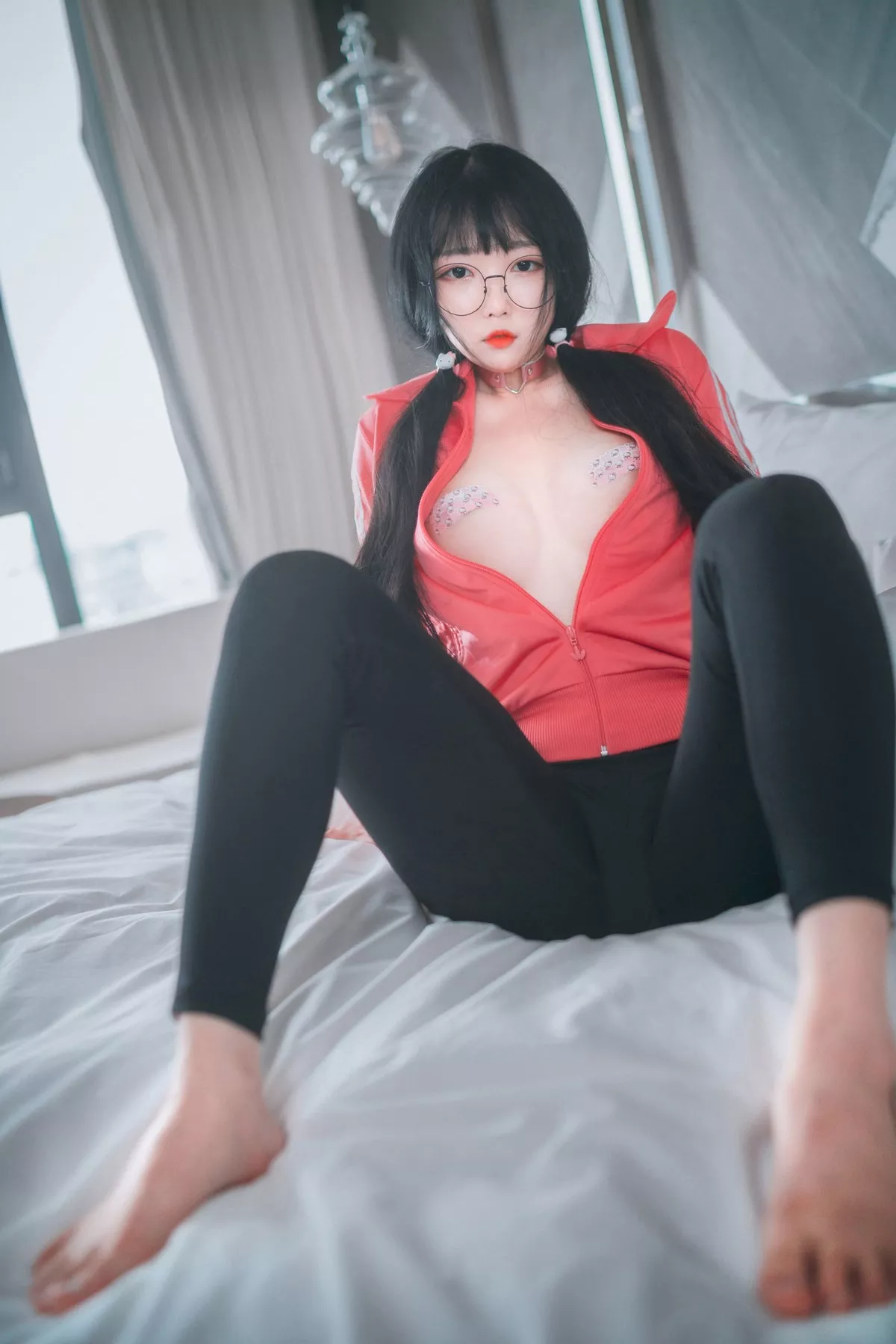 韩国妹子Aram粉红色运动衫主题私房半脱真空露傲人豪乳遮点撩人诱惑写真78P