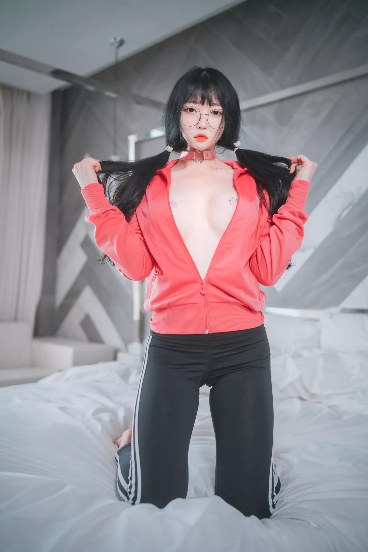 韩国妹子Aram粉红色运动衫主题私房半脱真空露傲人豪乳遮点撩人诱惑写真78P