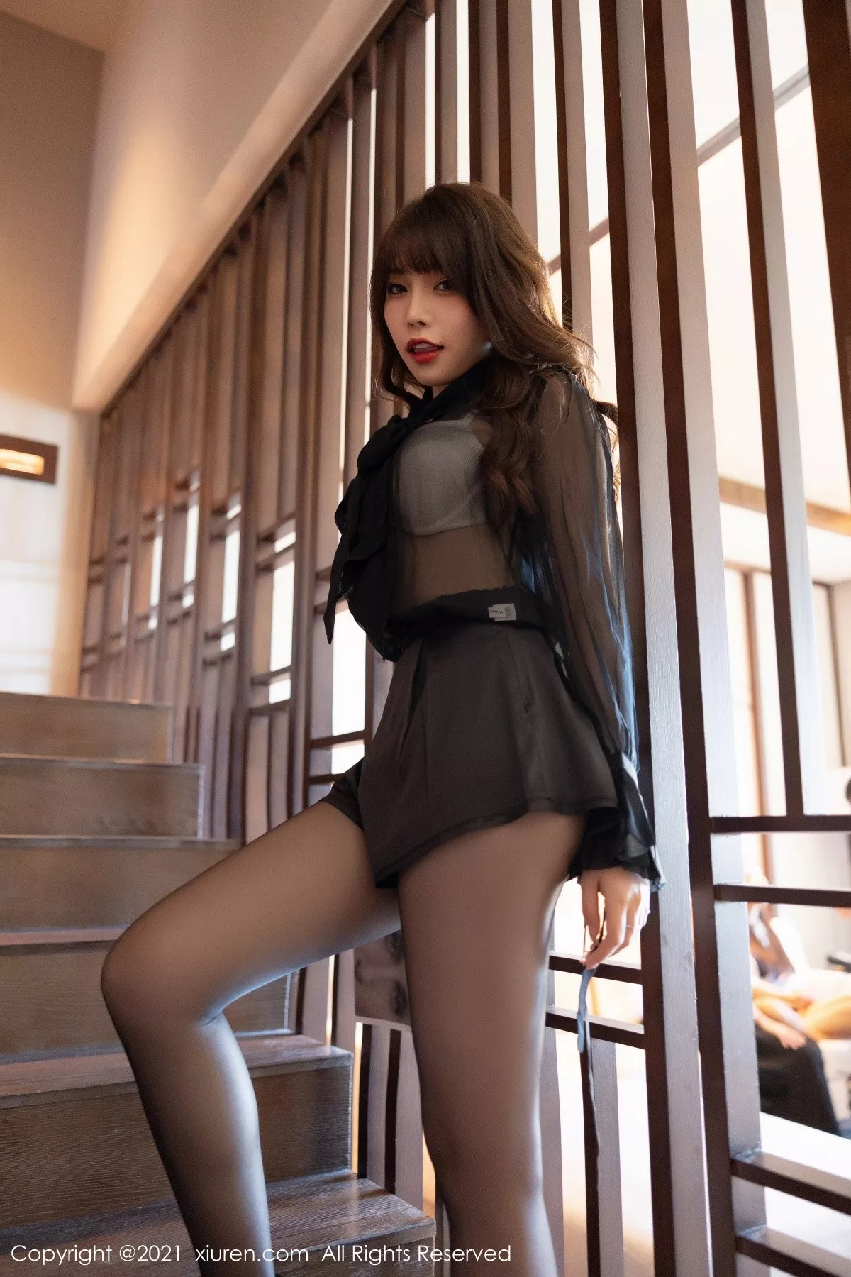 XiuRen第4114期_女神芝芝Booty深圳旅拍魅惑黑色服饰配黑丝裤袜秀翘臀诱惑写真97P