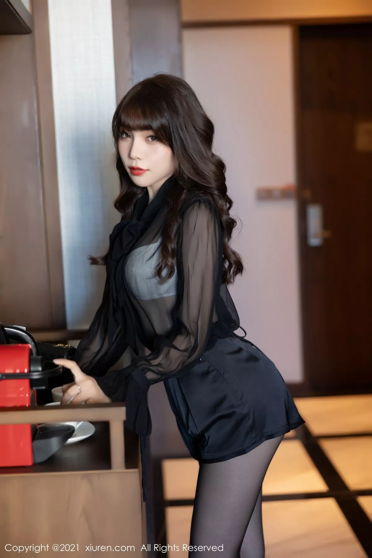 XiuRen第4114期_女神芝芝Booty深圳旅拍魅惑黑色服饰配黑丝裤袜秀翘臀诱惑写真97P