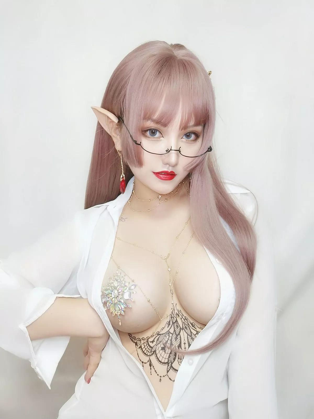 人气Coser夏鸽鸽不想起床纹身水钻主题白色薄透衬衣半脱露豪乳惹火诱惑写真40P