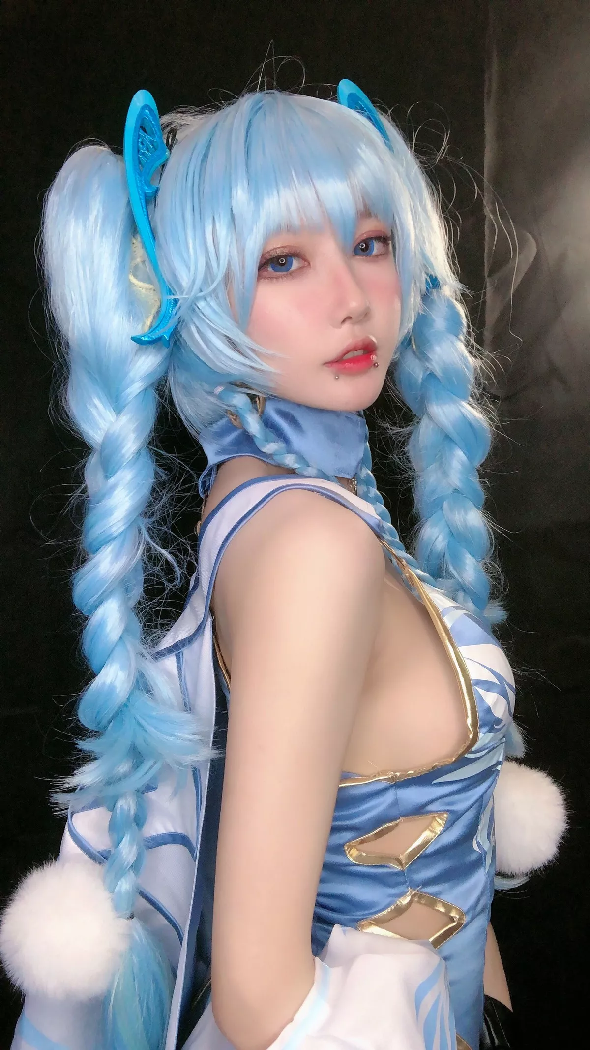 动漫博主阿包也是兔娘少女前线主题私房低胸高开旗袍半脱秀惹火身材诱惑写真31P