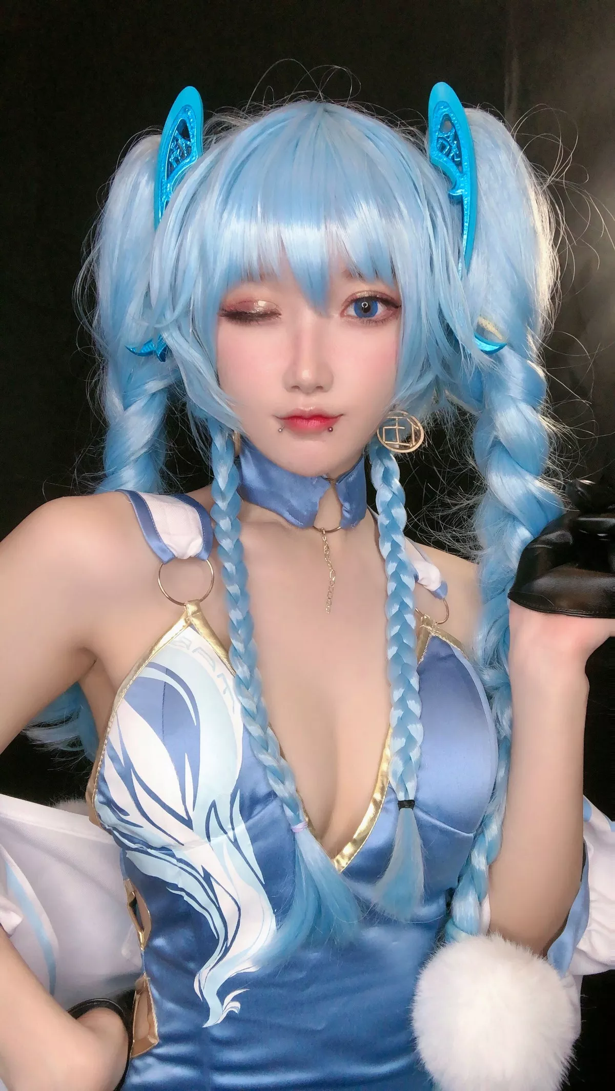 动漫博主阿包也是兔娘少女前线主题私房低胸高开旗袍半脱秀惹火身材诱惑写真31P
