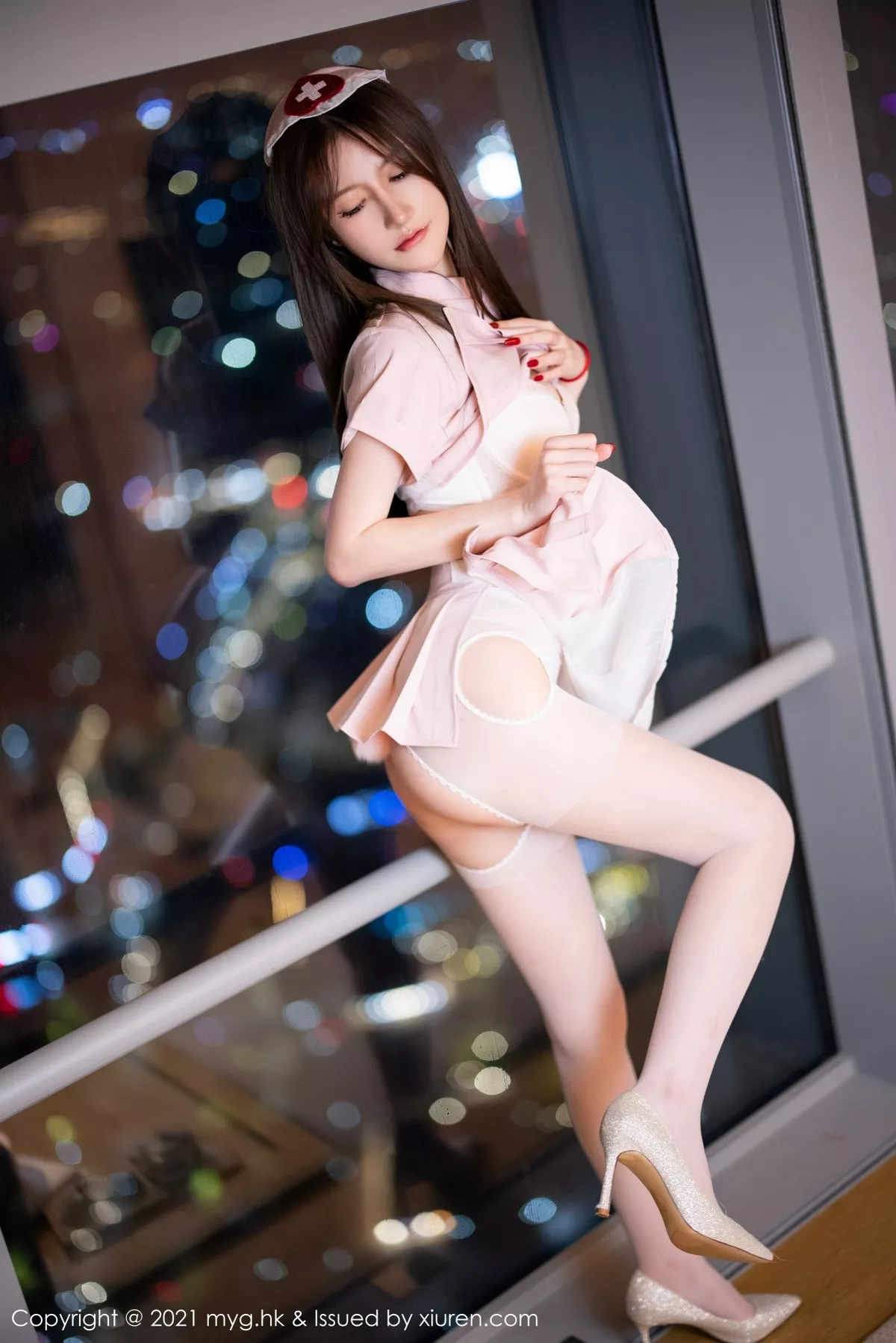 [MyGirl美媛馆]Vol.615_模特美桃酱长三角旅拍粉色护士制服配开档肉丝秀翘臀诱惑写真85P