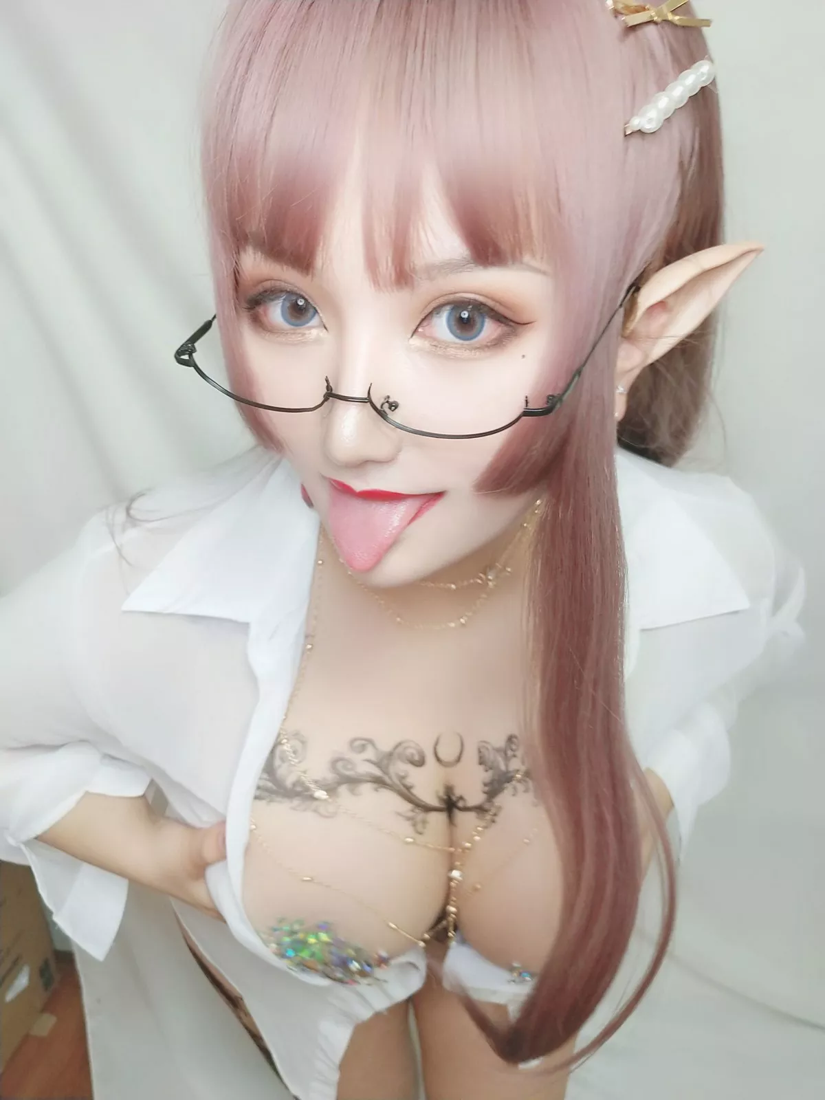 人气Coser夏鸽鸽不想起床纹身水钻主题白色薄透衬衣半脱露豪乳惹火诱惑写真40P