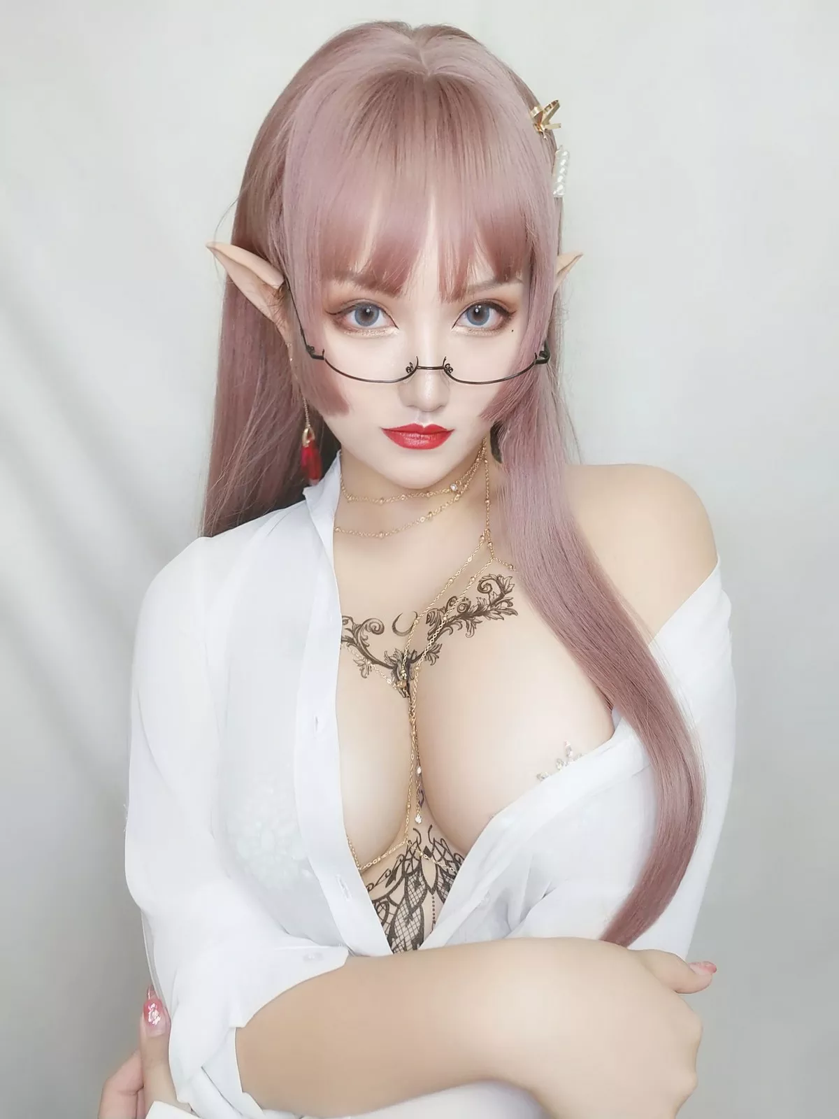 人气Coser夏鸽鸽不想起床纹身水钻主题白色薄透衬衣半脱露豪乳惹火诱惑写真40P