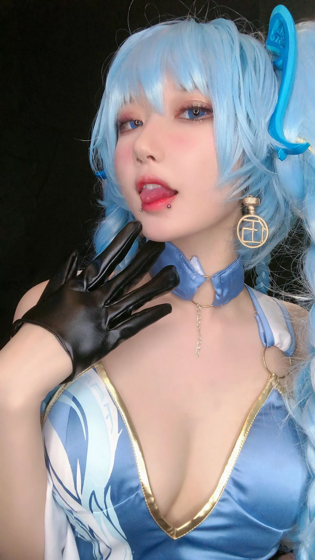 动漫博主阿包也是兔娘少女前线主题私房低胸高开旗袍半脱秀惹火身材诱惑写真31P