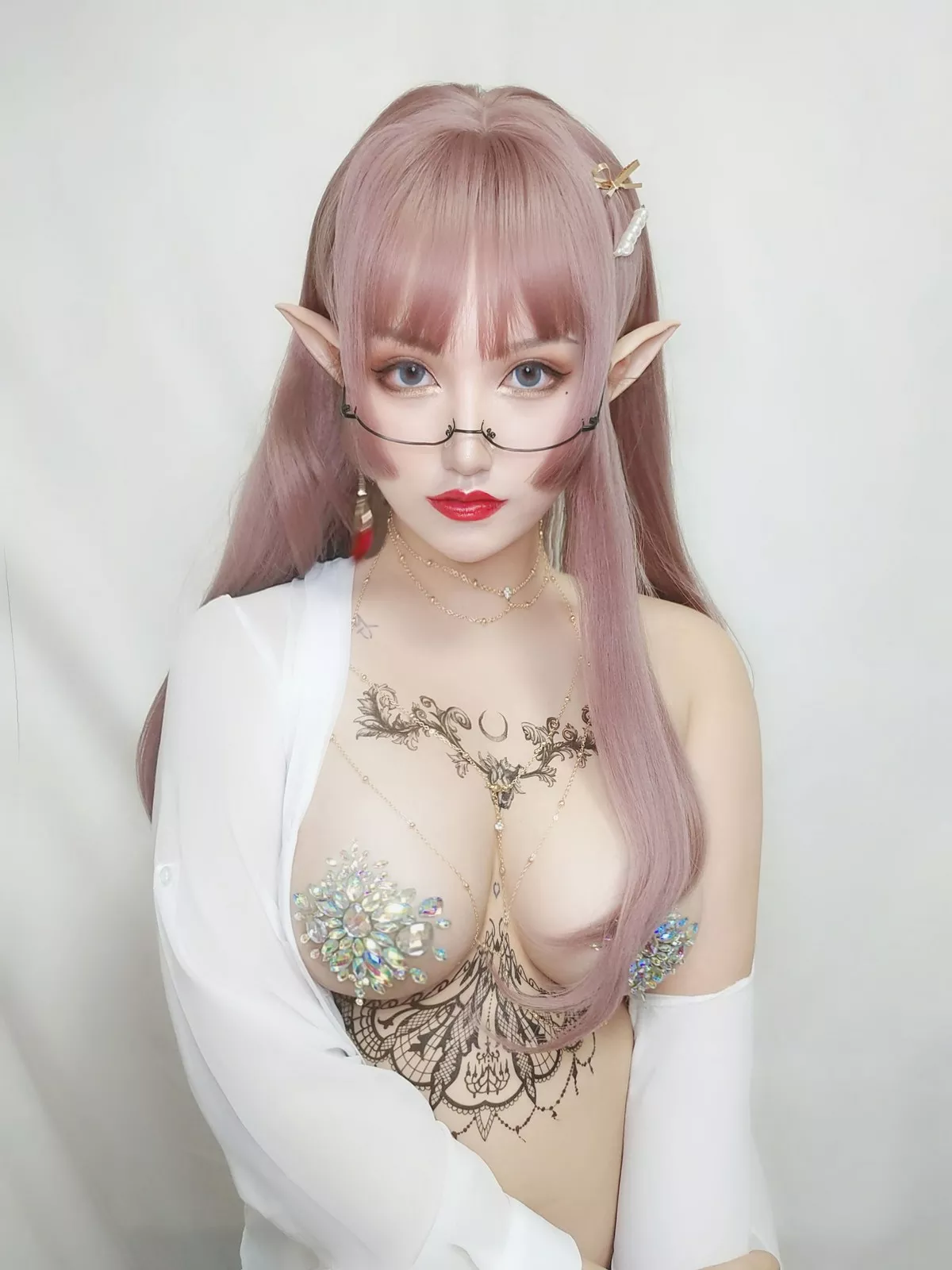 人气Coser夏鸽鸽不想起床纹身水钻主题白色薄透衬衣半脱露豪乳惹火诱惑写真40P