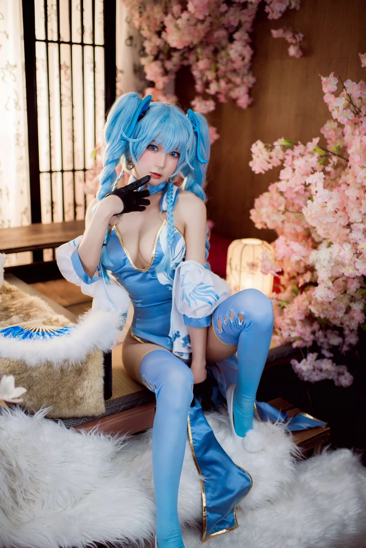 动漫博主阿包也是兔娘少女前线主题私房低胸高开旗袍半脱秀惹火身材诱惑写真31P