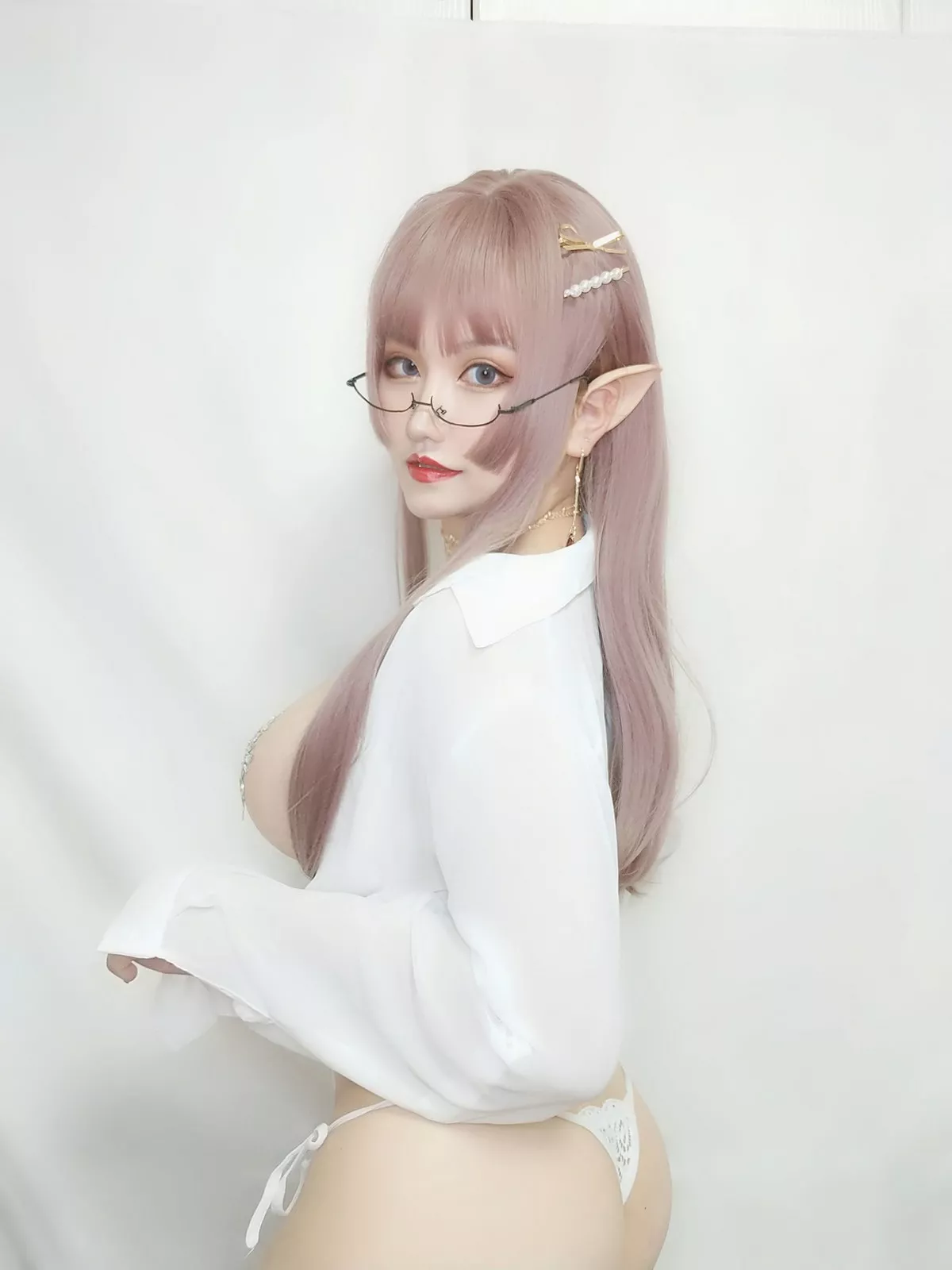 人气Coser夏鸽鸽不想起床纹身水钻主题白色薄透衬衣半脱露豪乳惹火诱惑写真40P