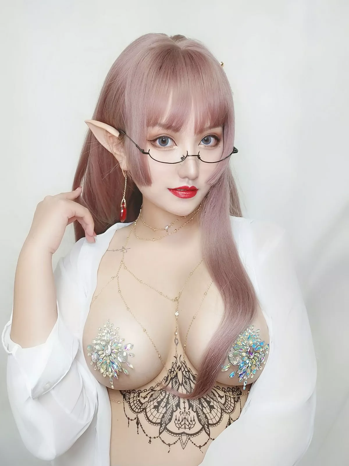 人气Coser夏鸽鸽不想起床纹身水钻主题白色薄透衬衣半脱露豪乳惹火诱惑写真40P