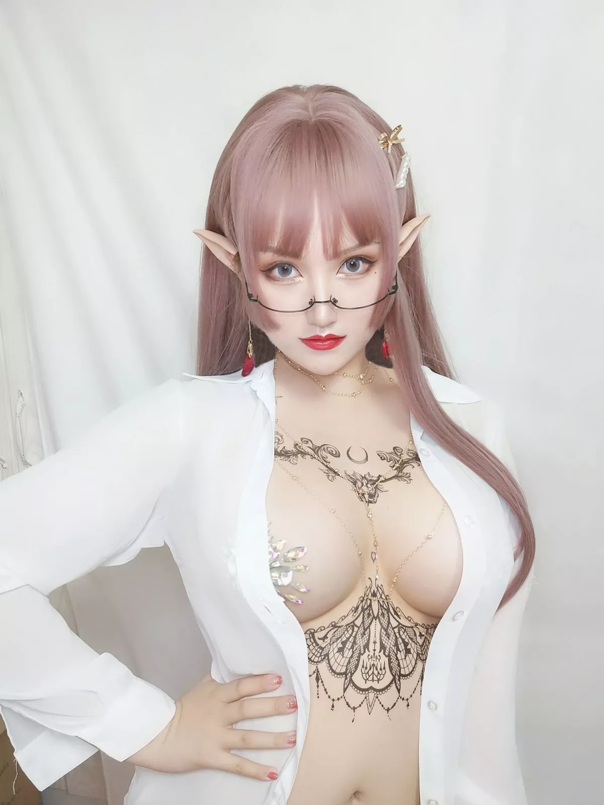 人气Coser夏鸽鸽不想起床纹身水钻主题白色薄透衬衣半脱露豪乳惹火诱惑写真40P