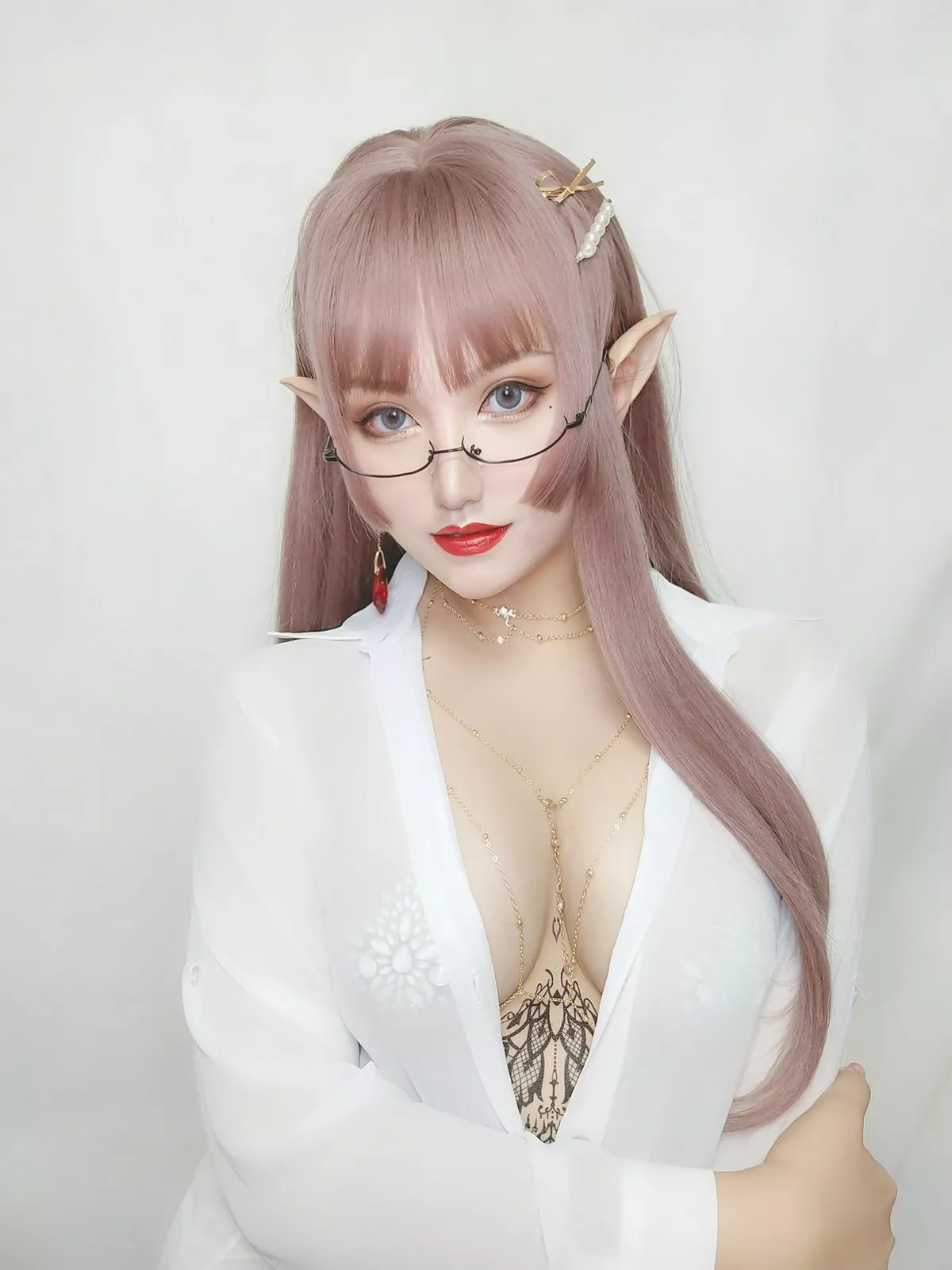 人气Coser夏鸽鸽不想起床纹身水钻主题白色薄透衬衣半脱露豪乳惹火诱惑写真40P